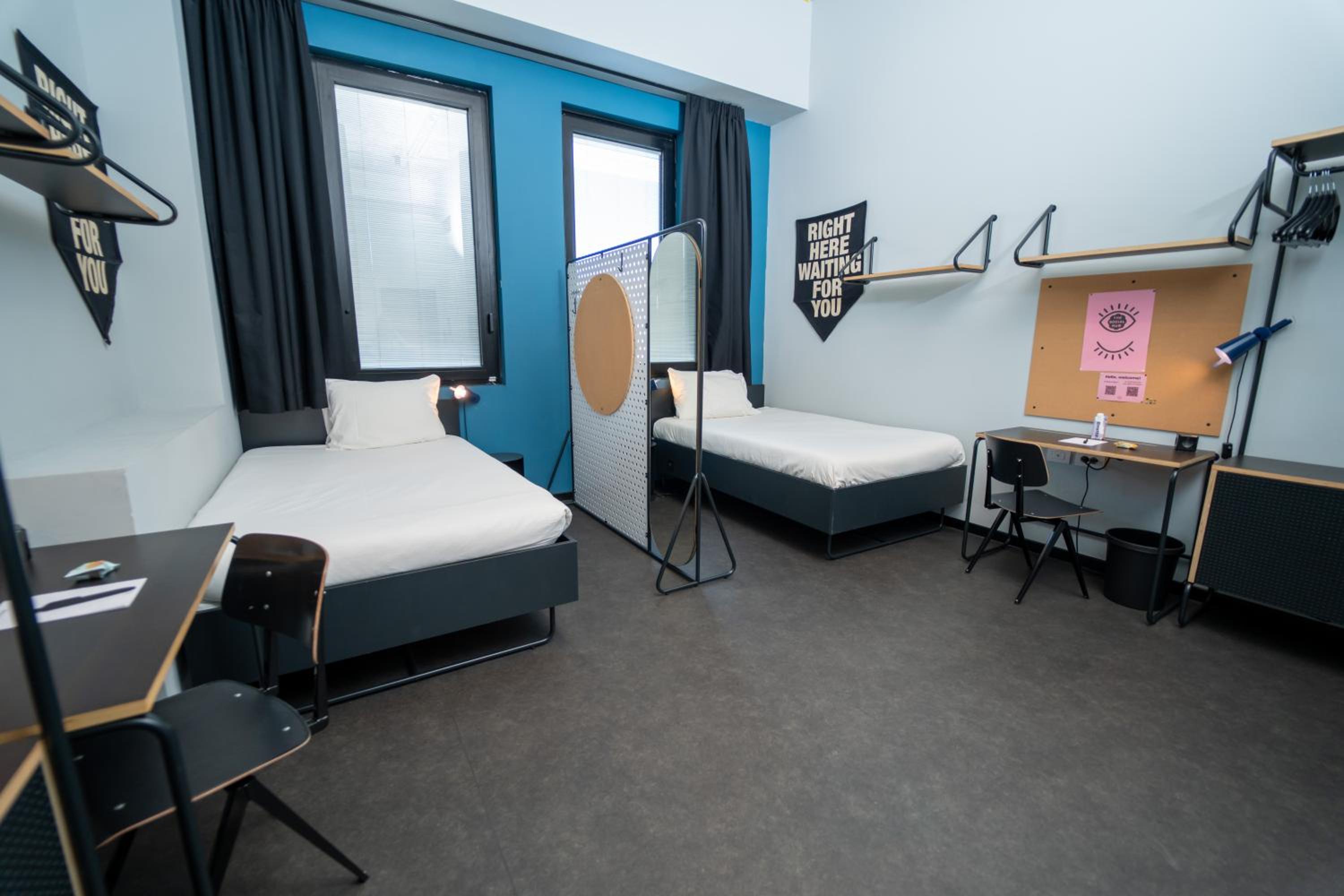 Deluxe Twin Room thumbnail 6
