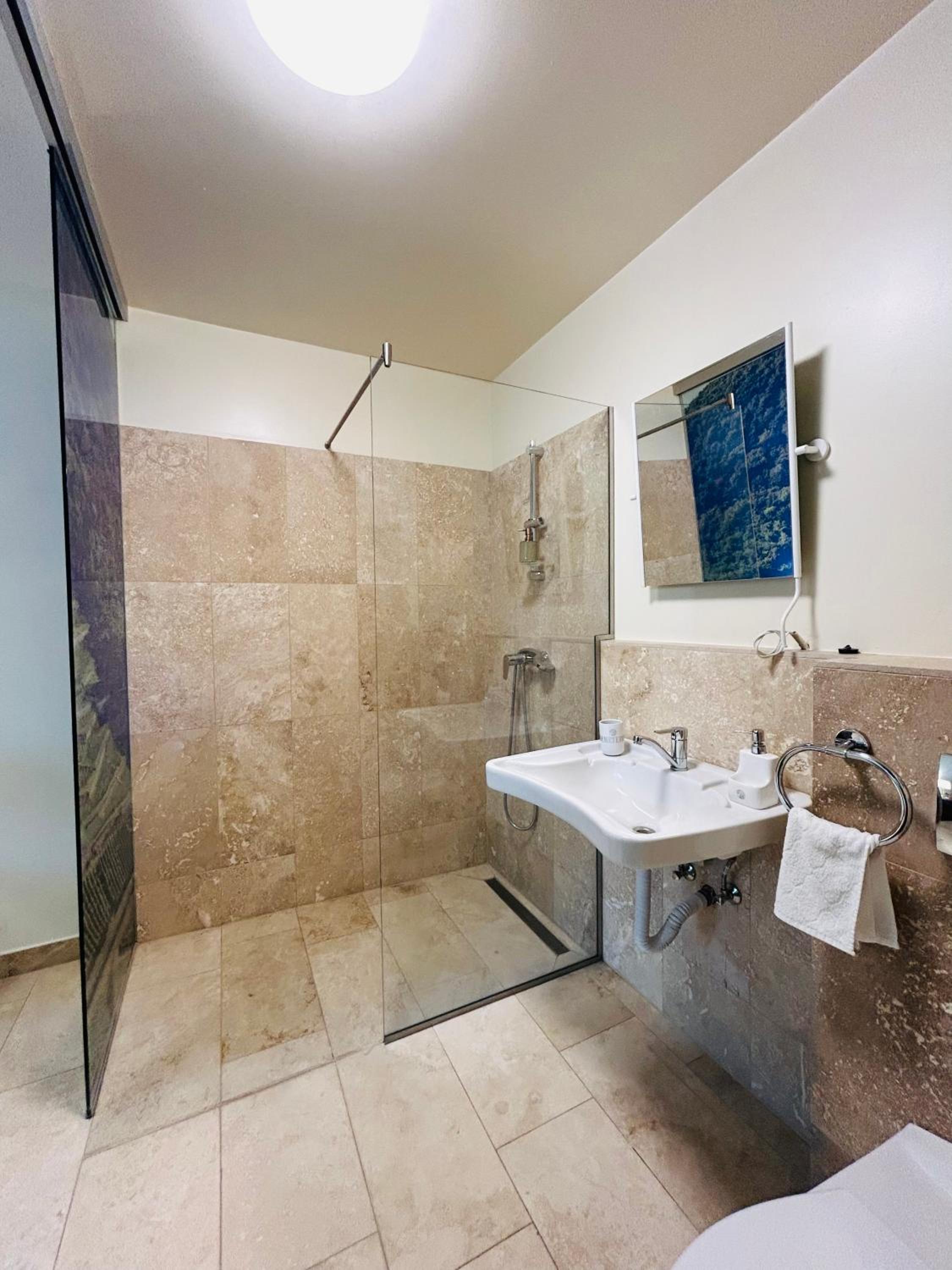 Standard Double or Twin Room - Photo 4