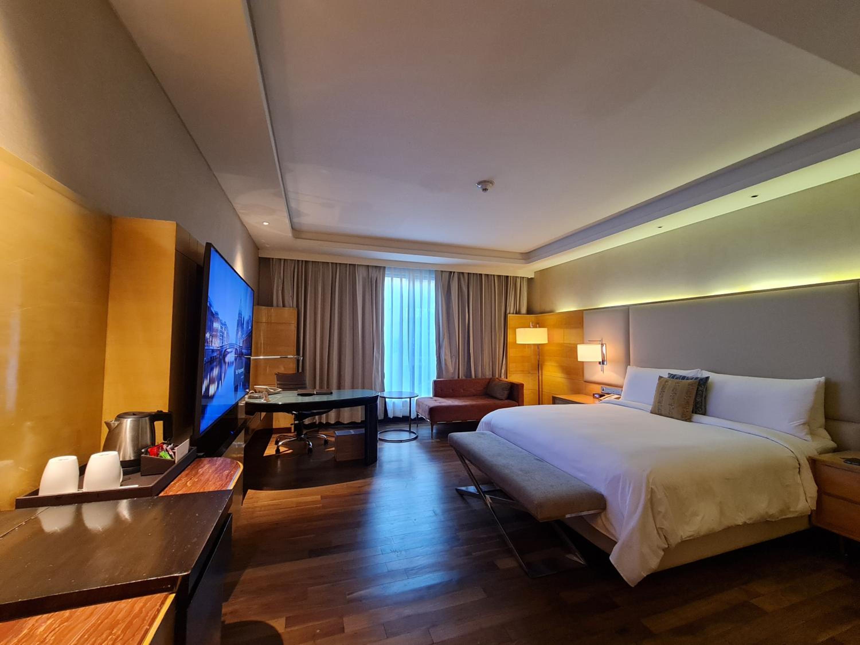 Deluxe King Room with Bathtub & INR 1,000 Credit on select hotel services photo 2