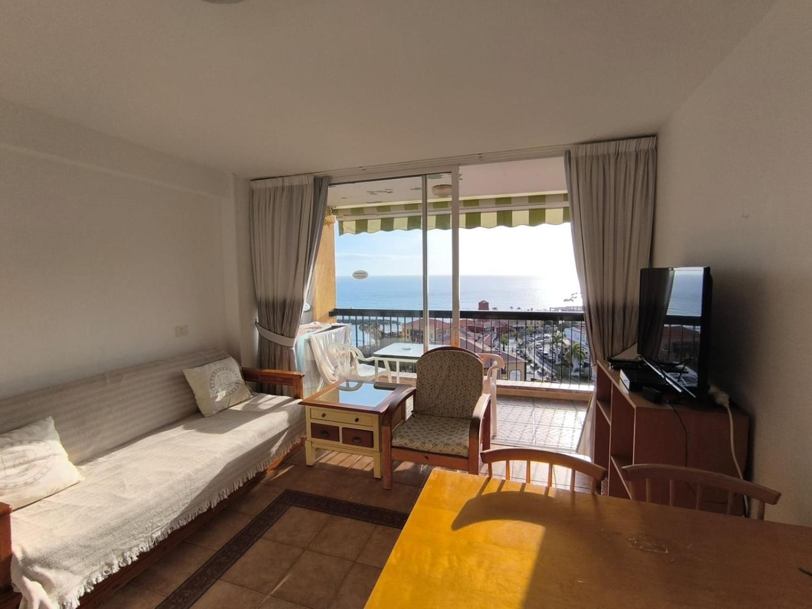 Apartamento de una habitación con vista al mar y balcón.