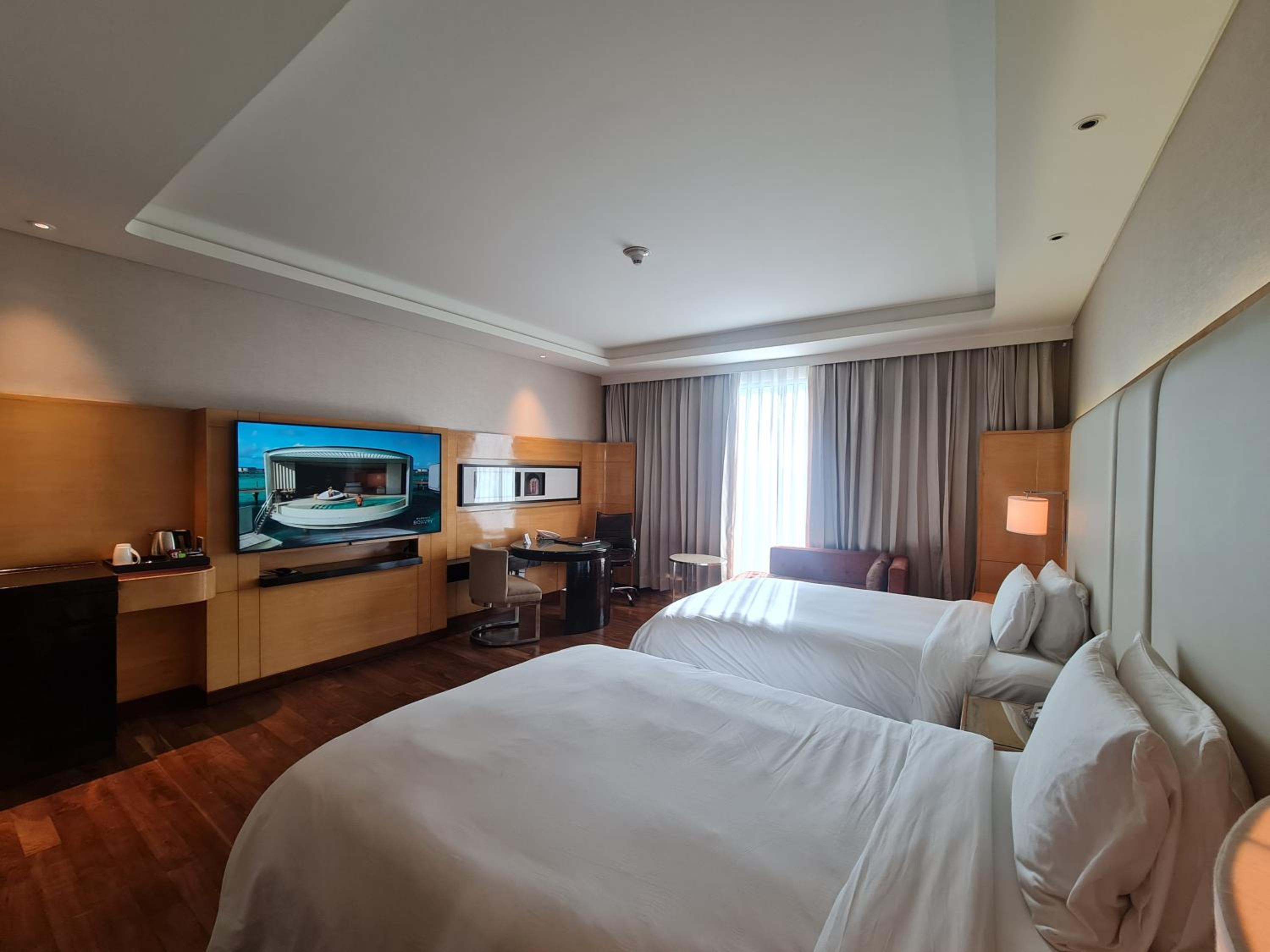 Executive Twin Room with complimentary Breakfast & Club access with unlimited IMFL Beverages 5PM to 7PM. INR 2,000 Credit on select hotel services - Photo 2
