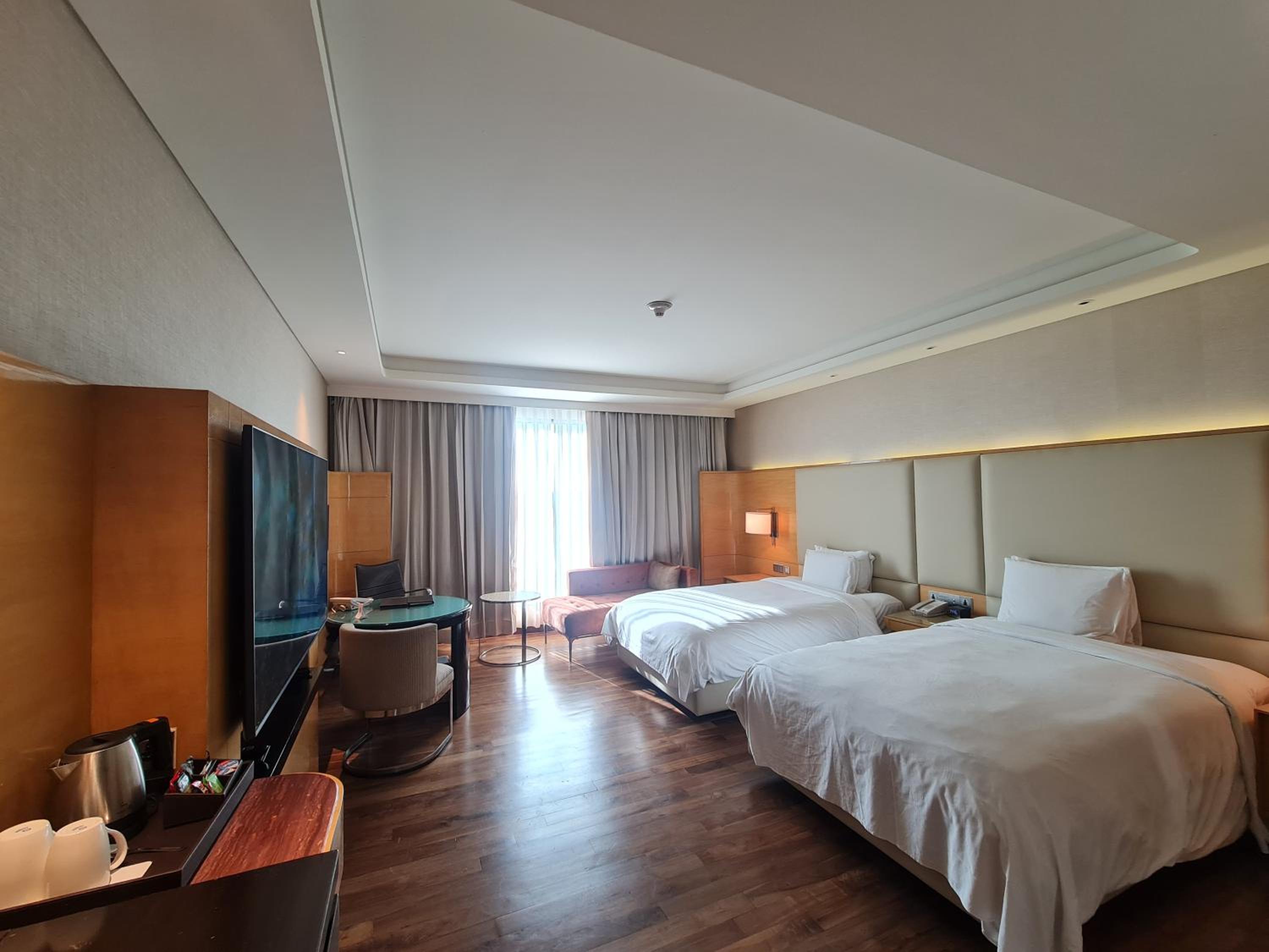 Deluxe Twin Room with Bathtub & 25% F&B discount at JW Café, Saffron, and XO