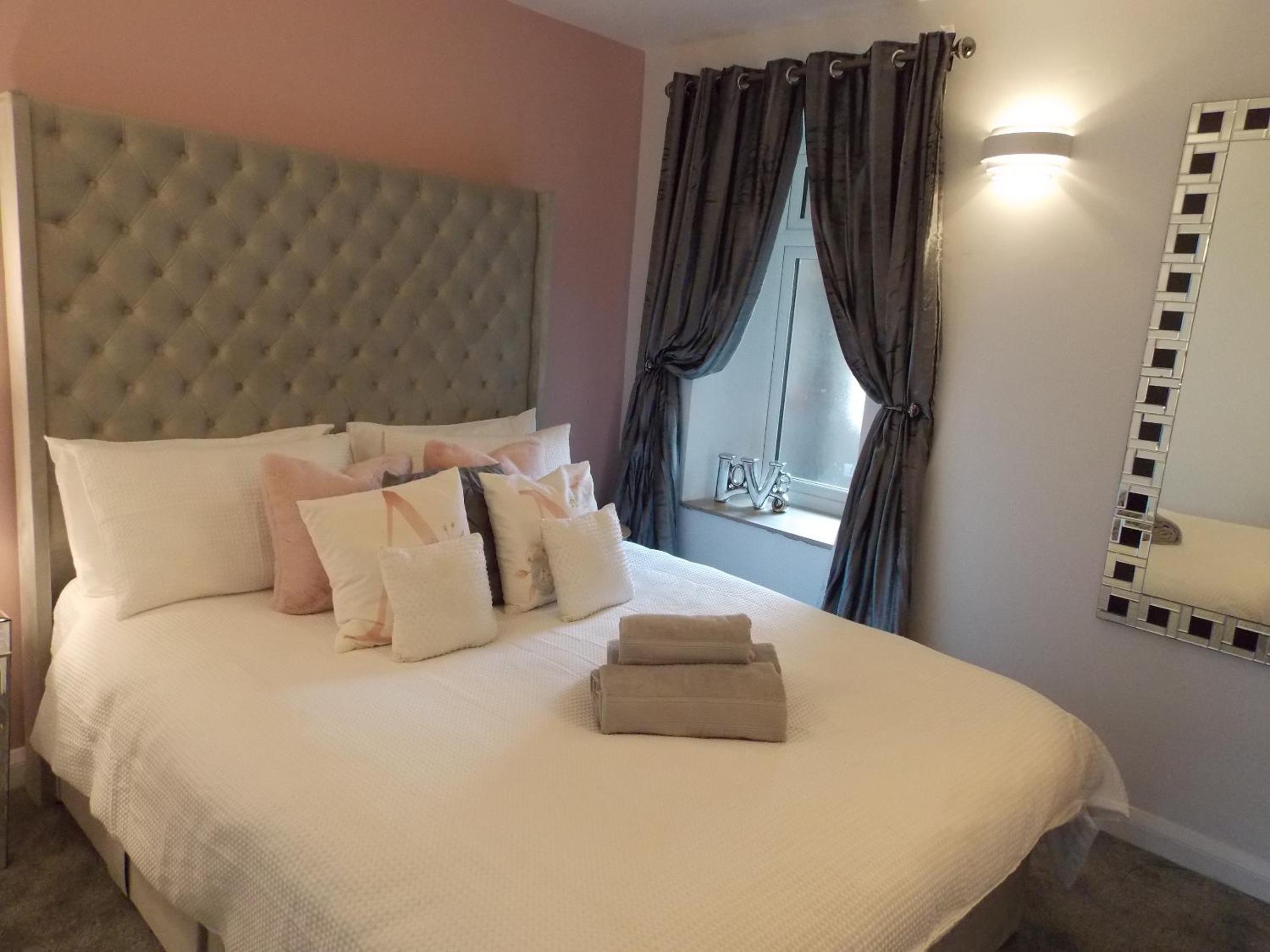 One-Bedroom Apartment - Photo 2