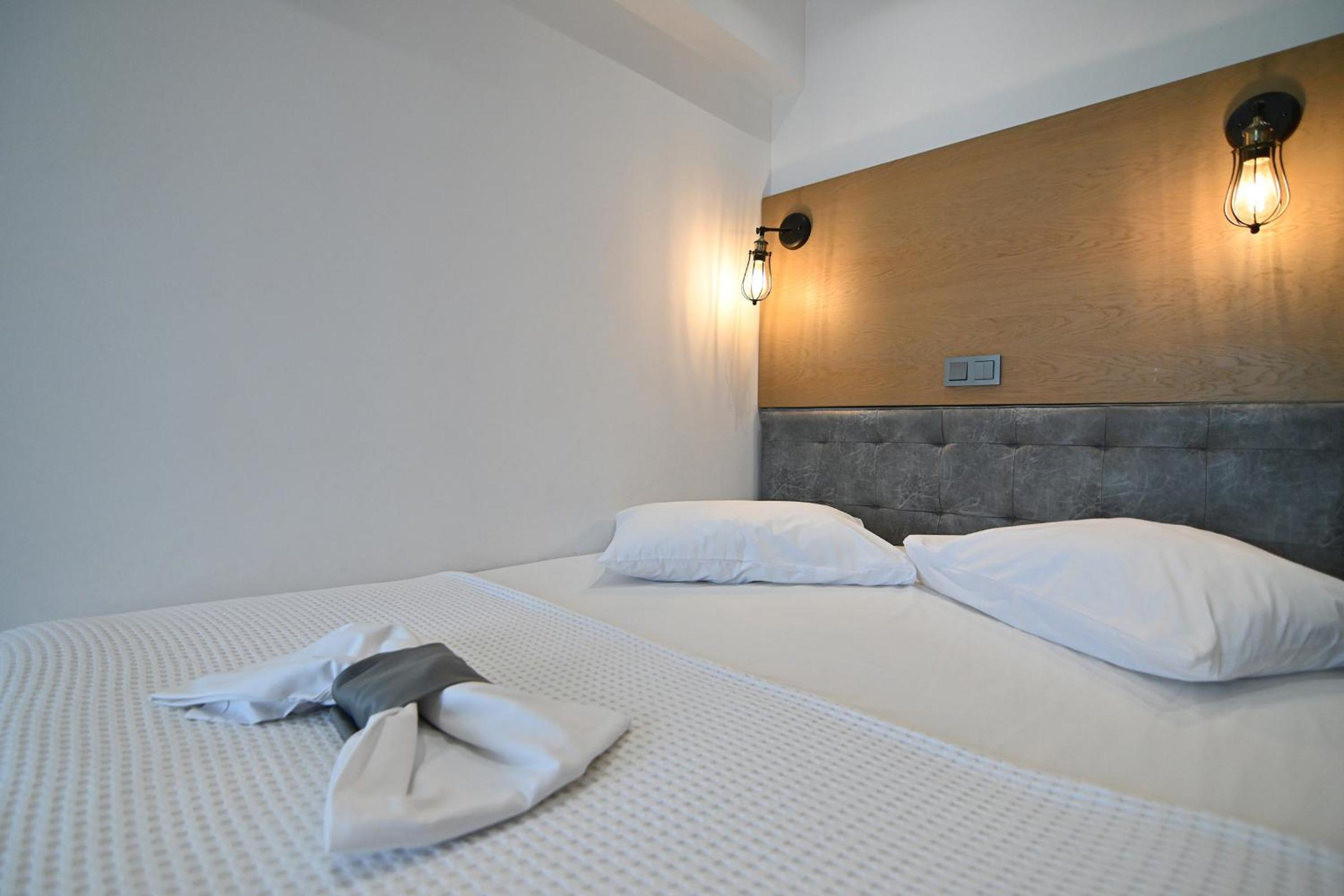 Economy Quadruple Room - Photo 7