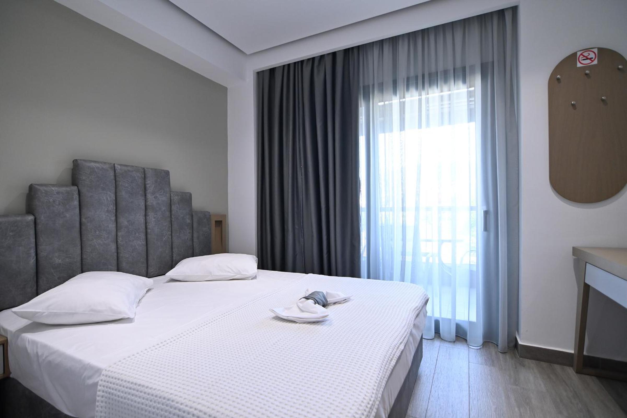 Economy Quadruple Room - Photo 9
