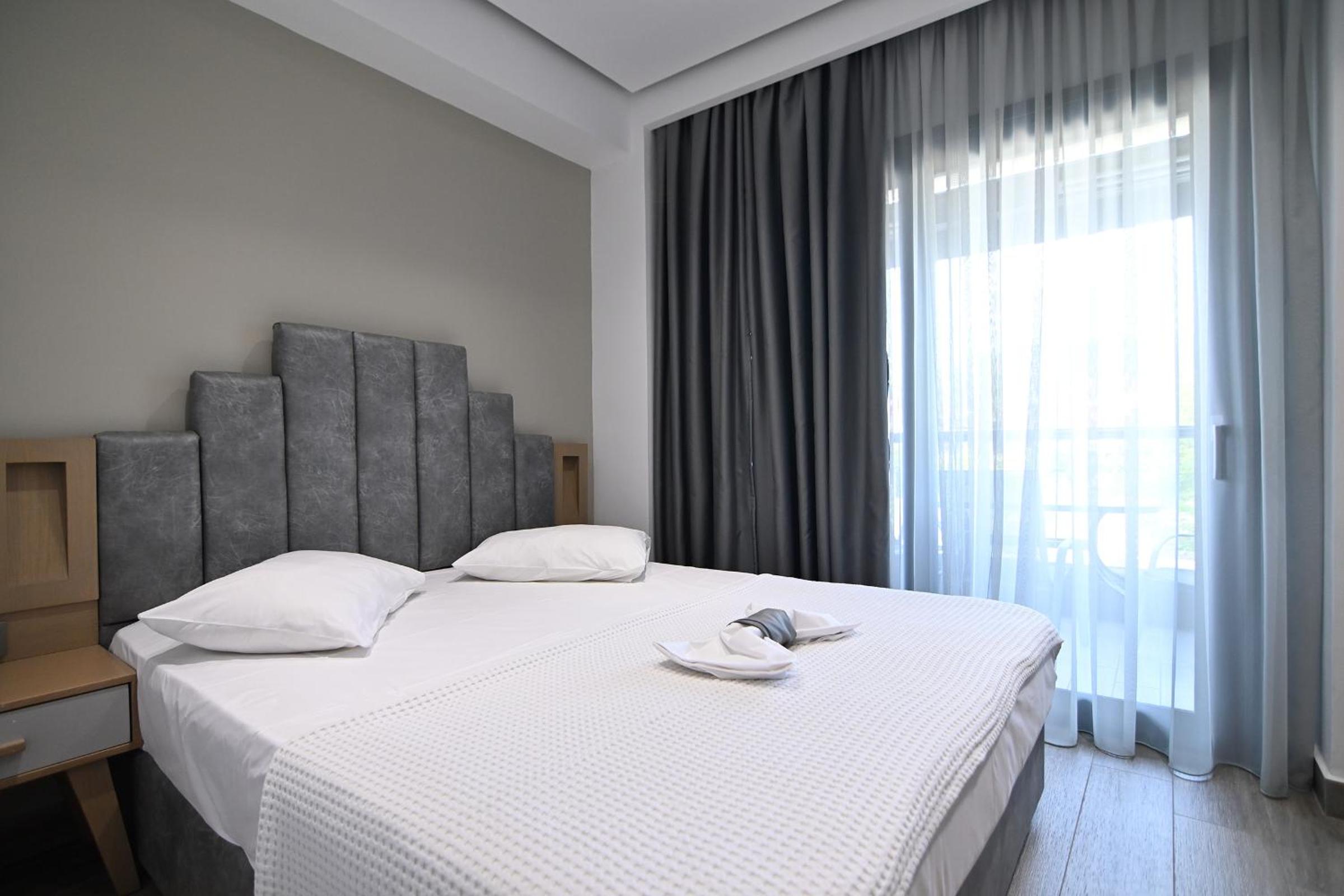 Economy Quadruple Room - Photo 12