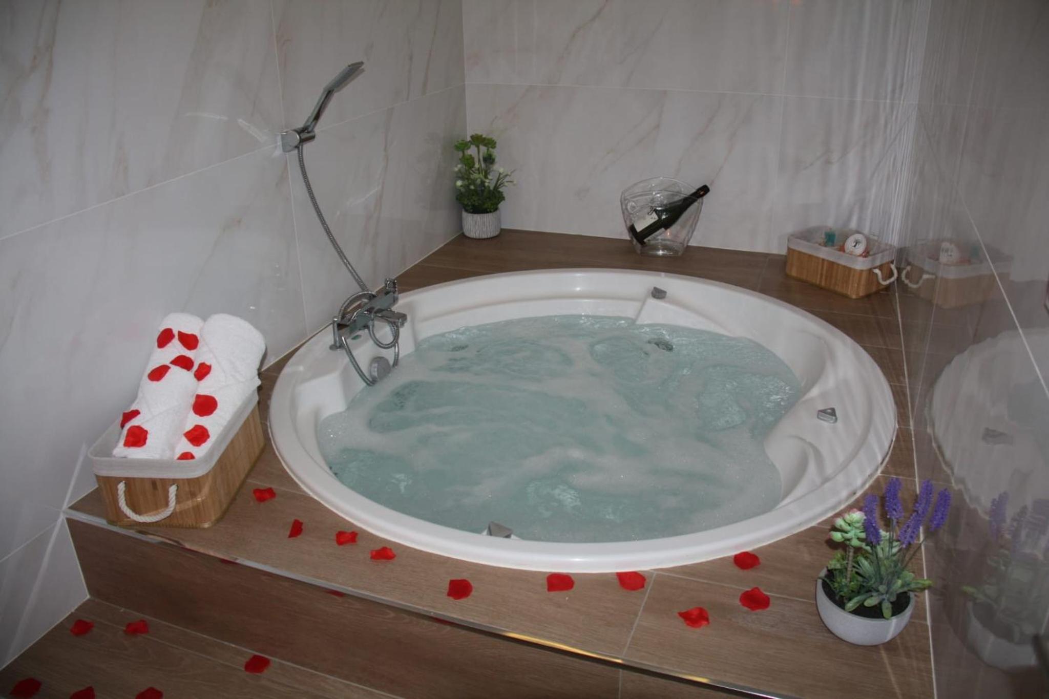 Double Room with Spa Bath photo 3