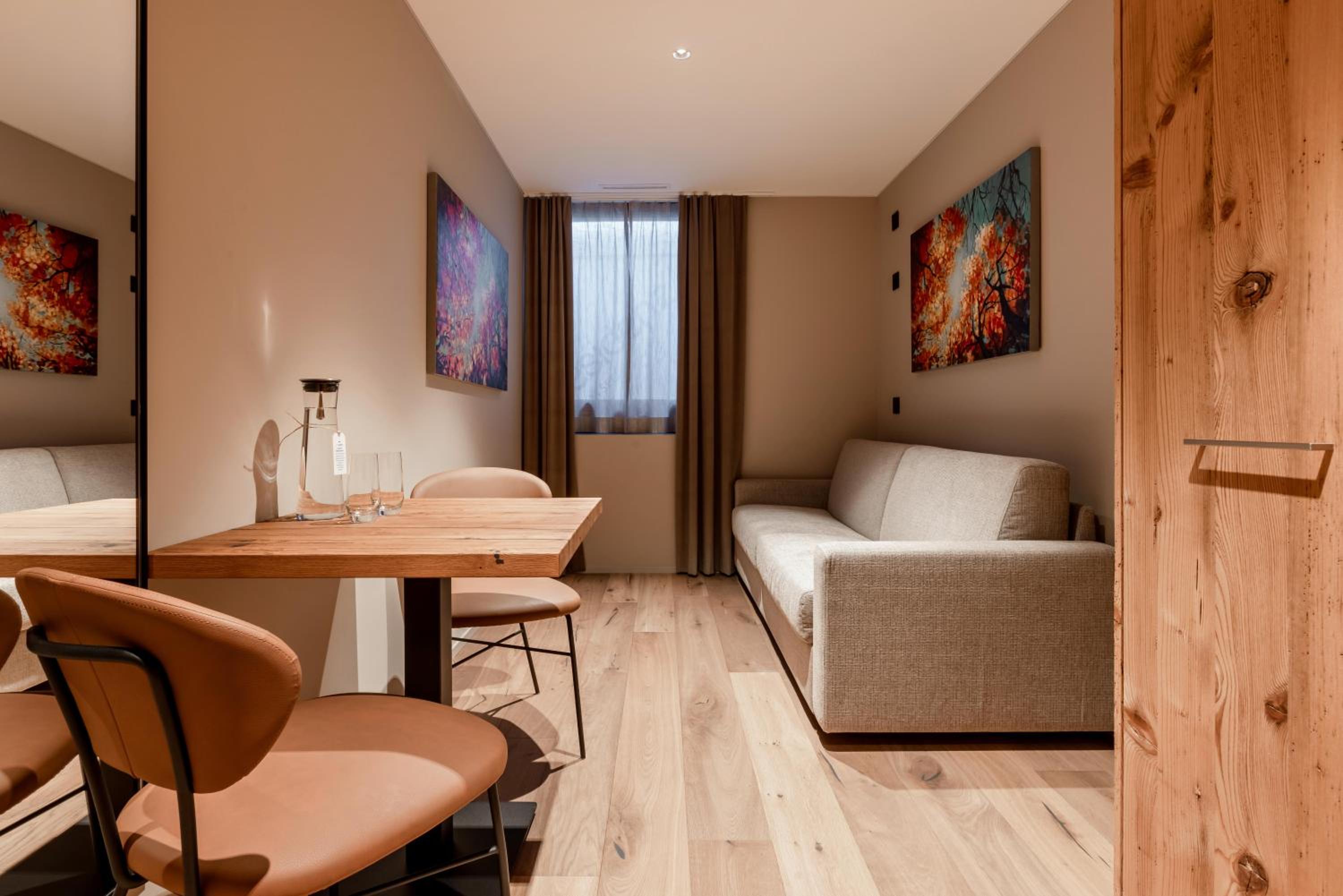 Street View 1-Bedroom Suite