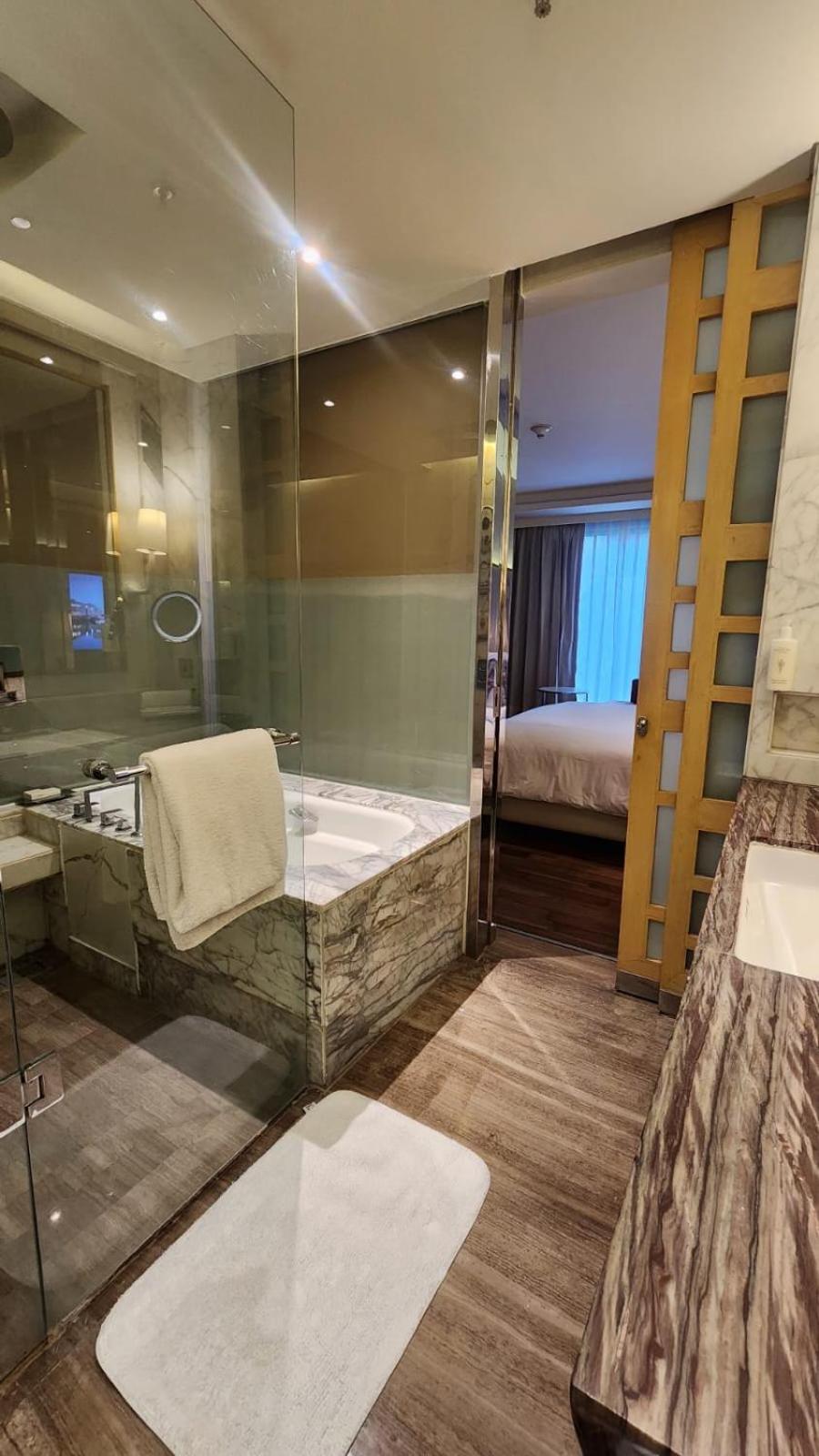 Deluxe Twin Room with Bathtub & 25% F&B discount at JW Café, Saffron, and XO