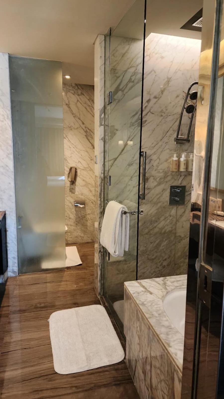 Deluxe Twin Room with Bathtub & 25% F&B discount at JW Café, Saffron, and XO