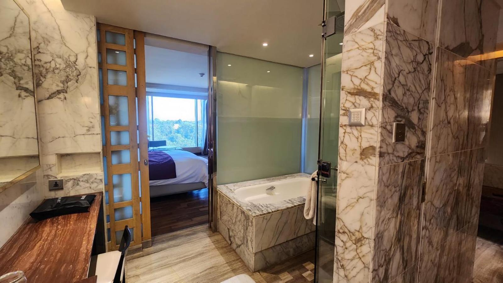 Executive King Room with complimentary Breakfast & Club access with unlimited IMFL Beverages 5PM to 7PM. INR 2,000 Credit on select hotel services - Photo 2