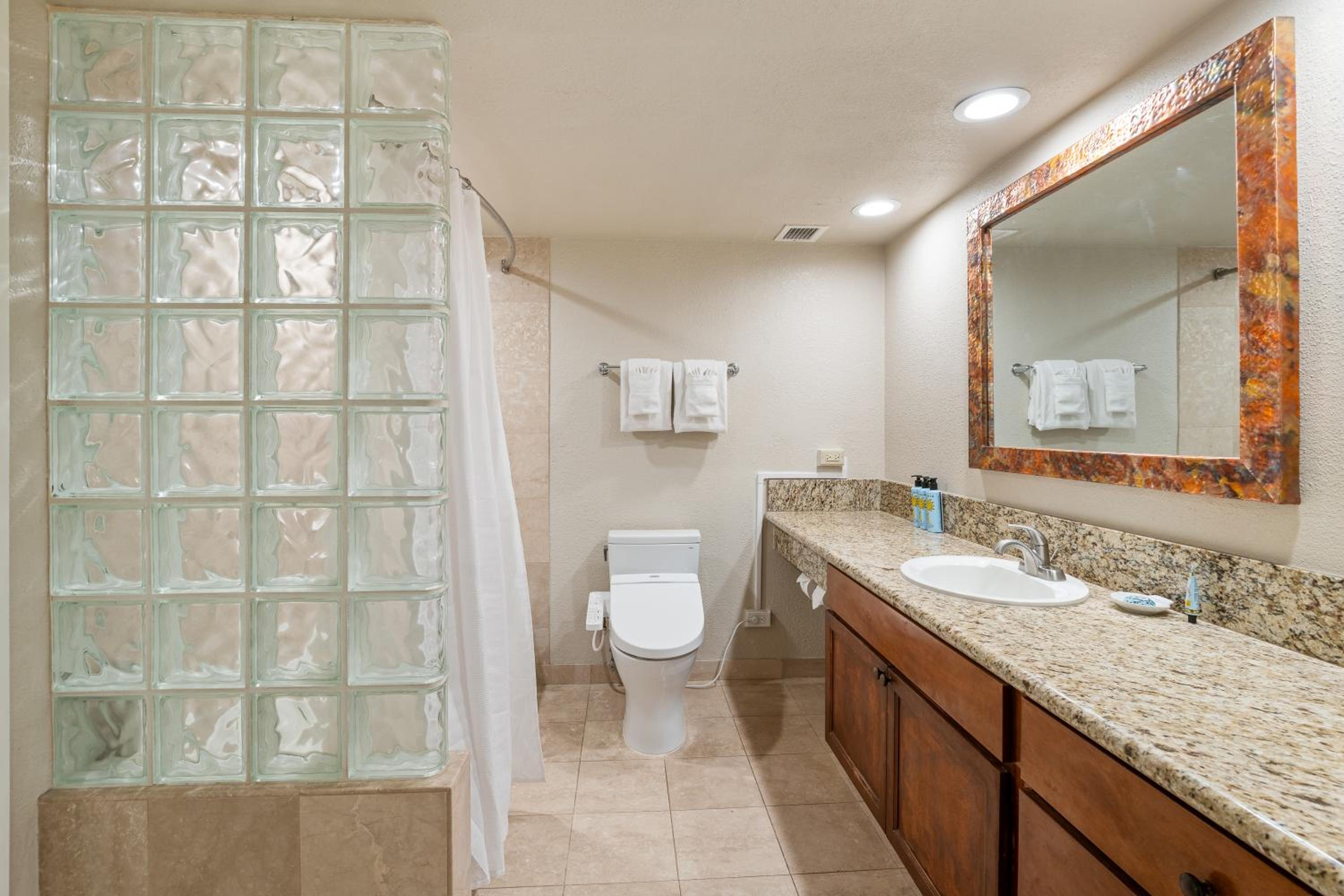 Family One Bedroom Suite Park & Pool Views with Full Kitchen - Photo 2