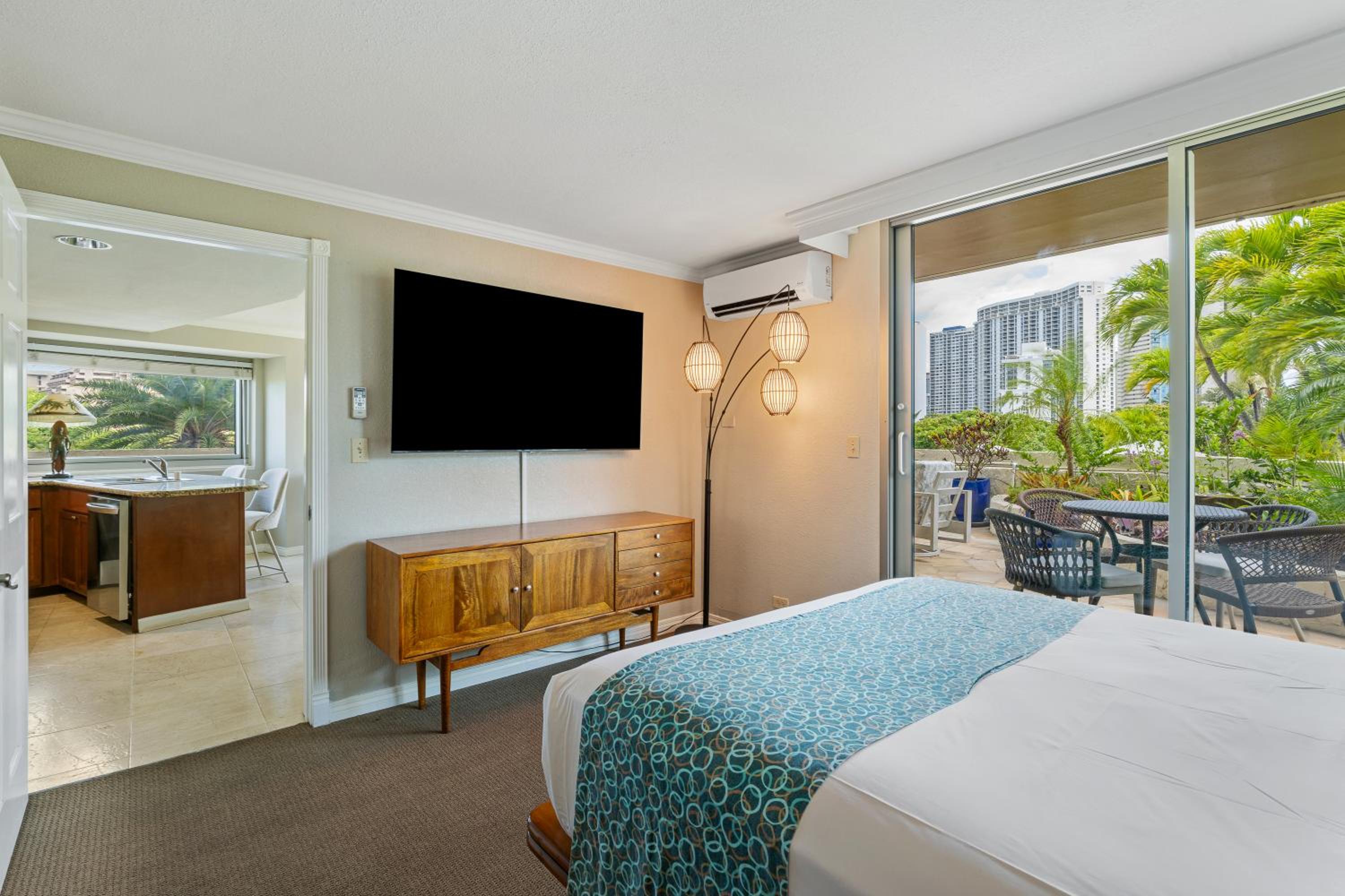 Family One Bedroom Suite Park & Pool Views with Full Kitchen - Photo 1