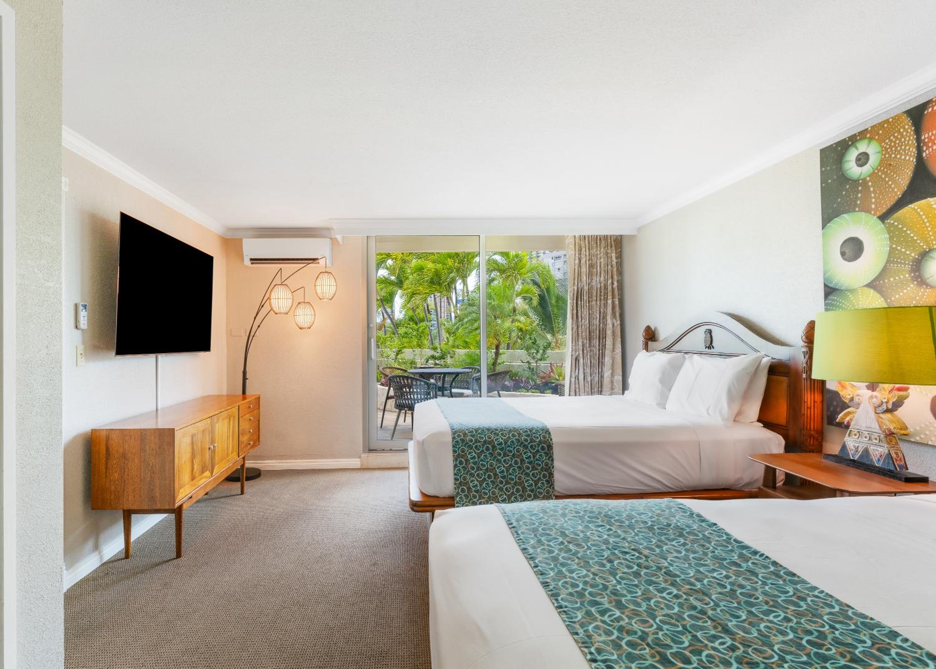 Family One Bedroom Suite Park & Pool Views with Full Kitchen - Photo 7