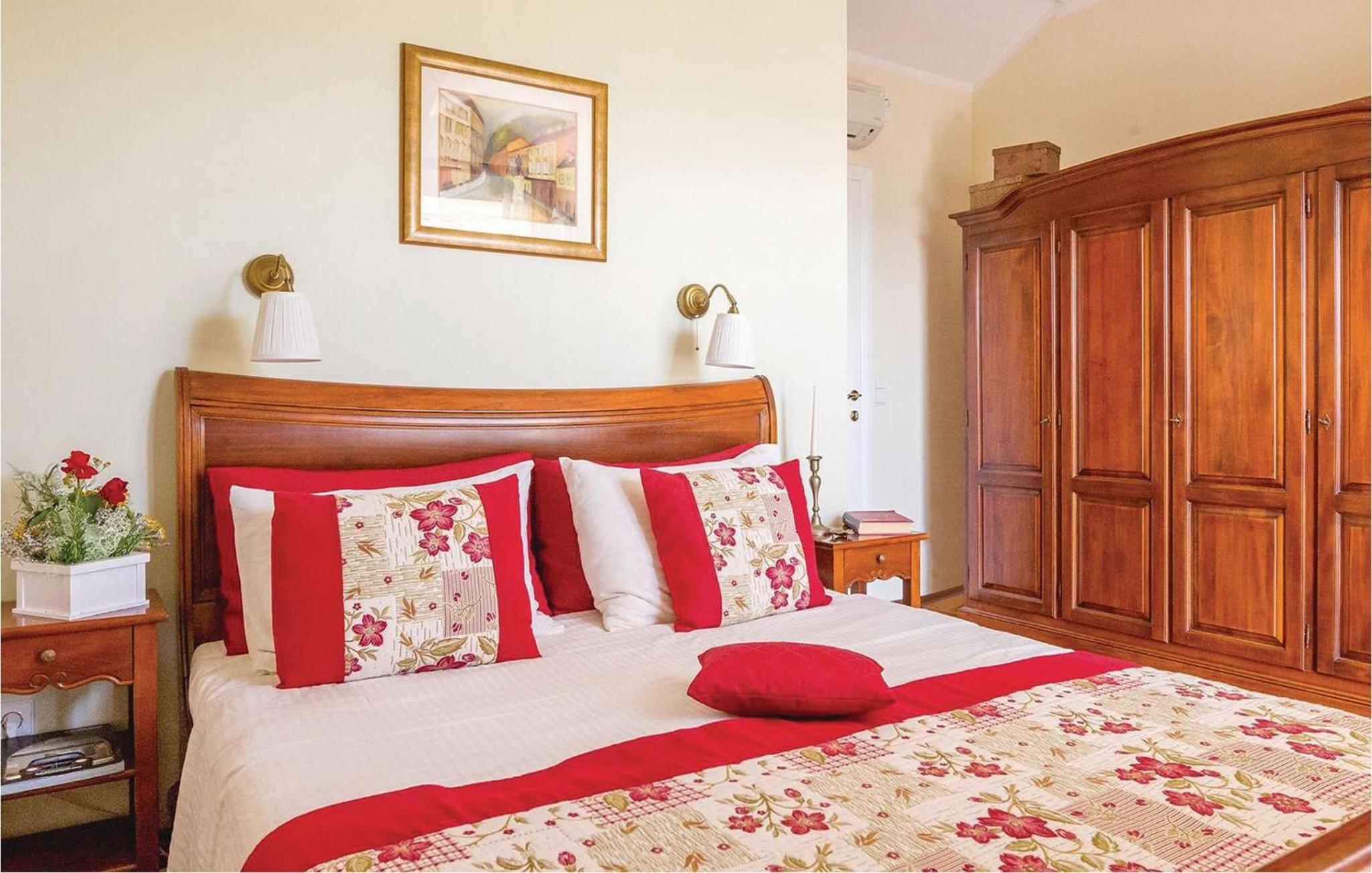 Seven-Bedroom Holiday Home photo 2