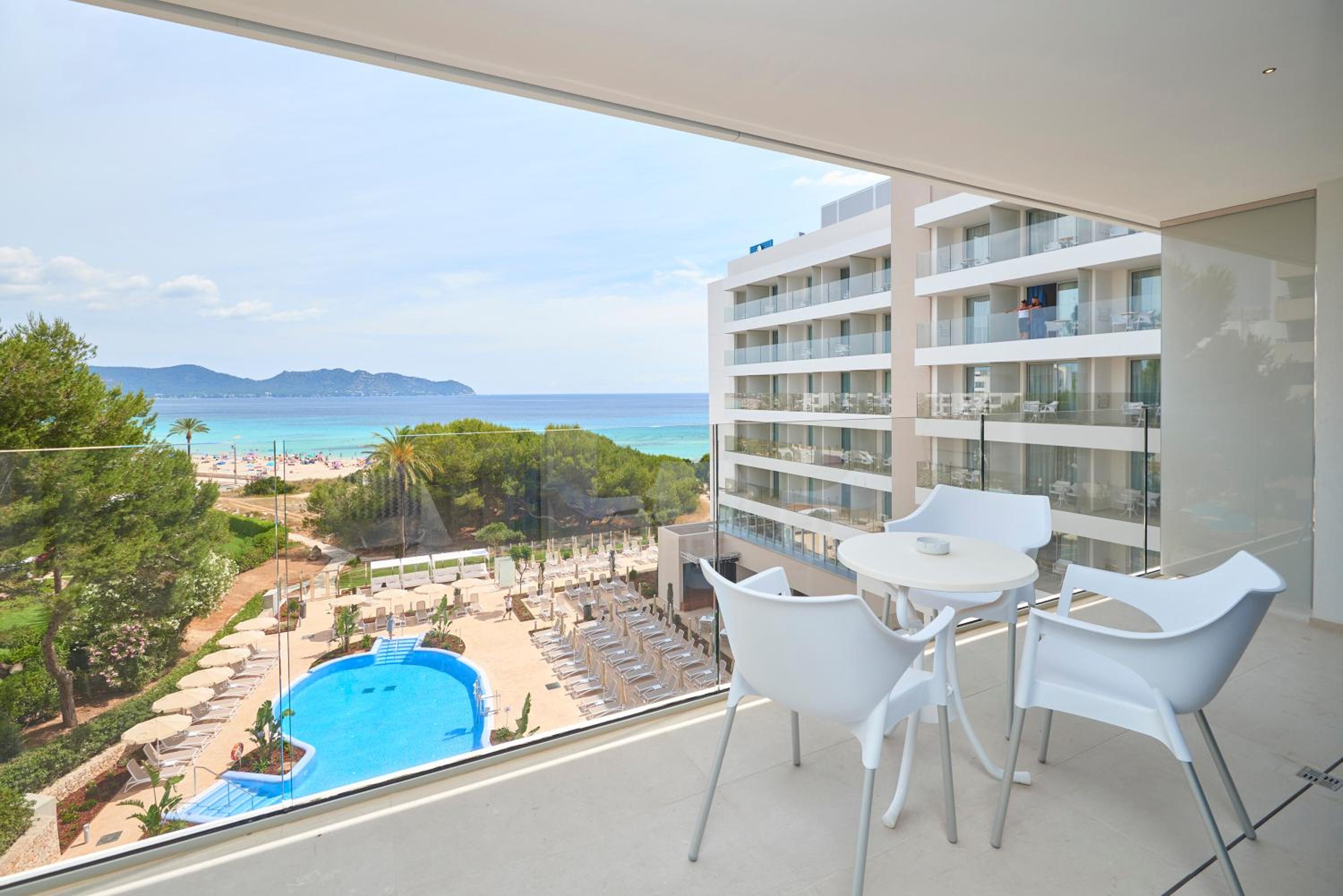 Junior Suite with Pool View - Photo 6