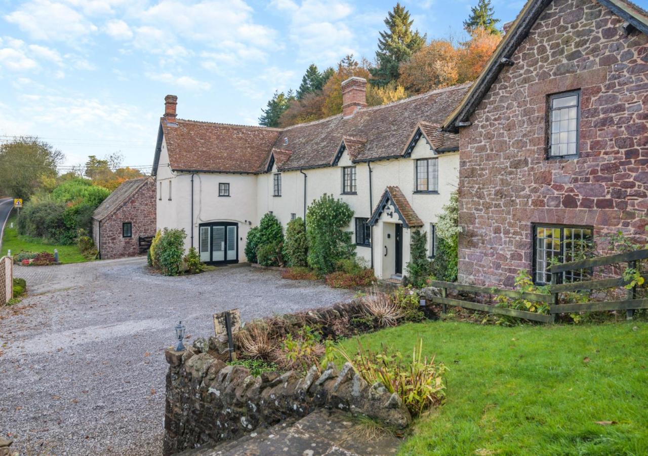 Nine-Bedroom House photo 3