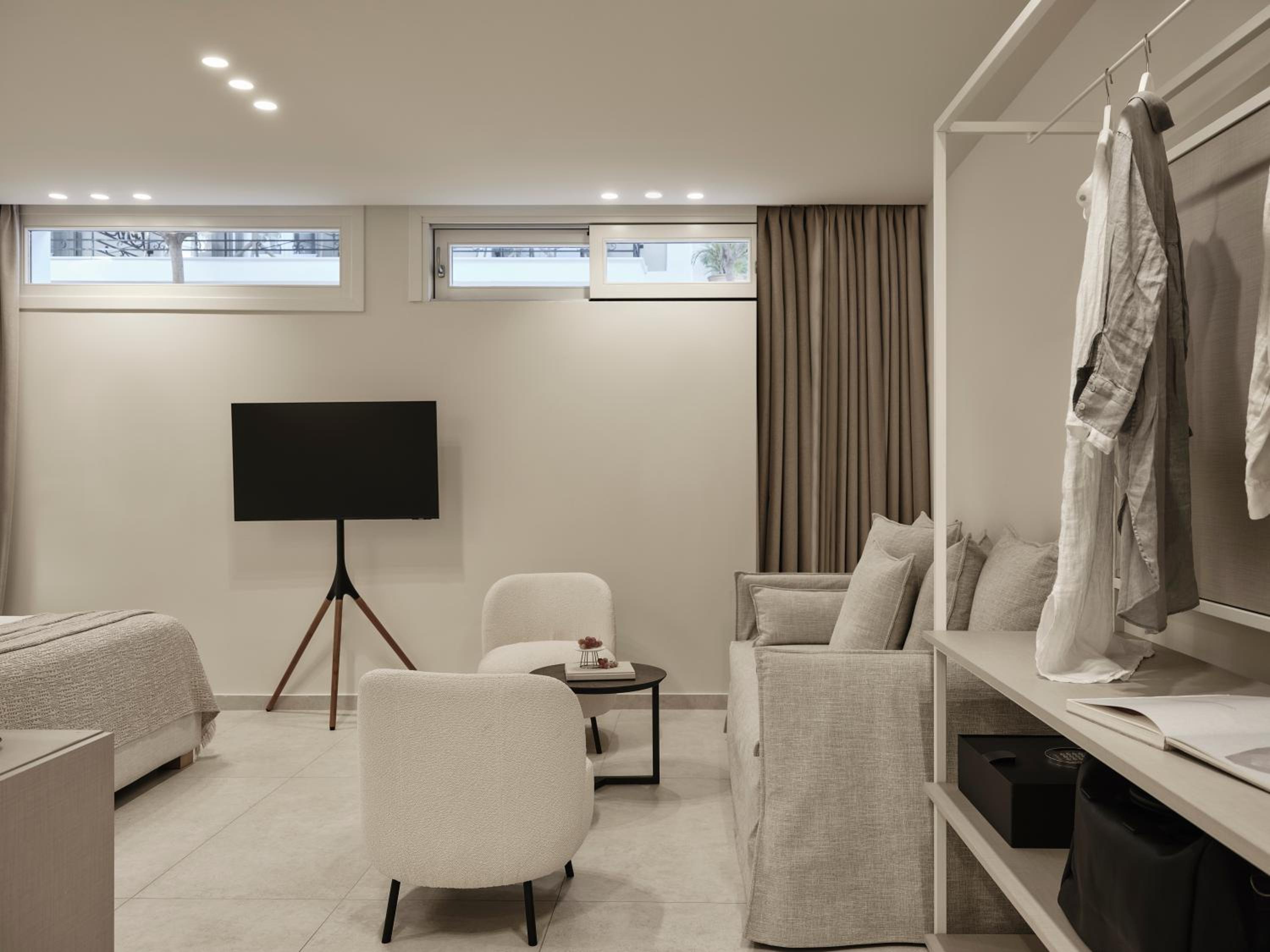 Basement Level Junior Suite with Window photo 3