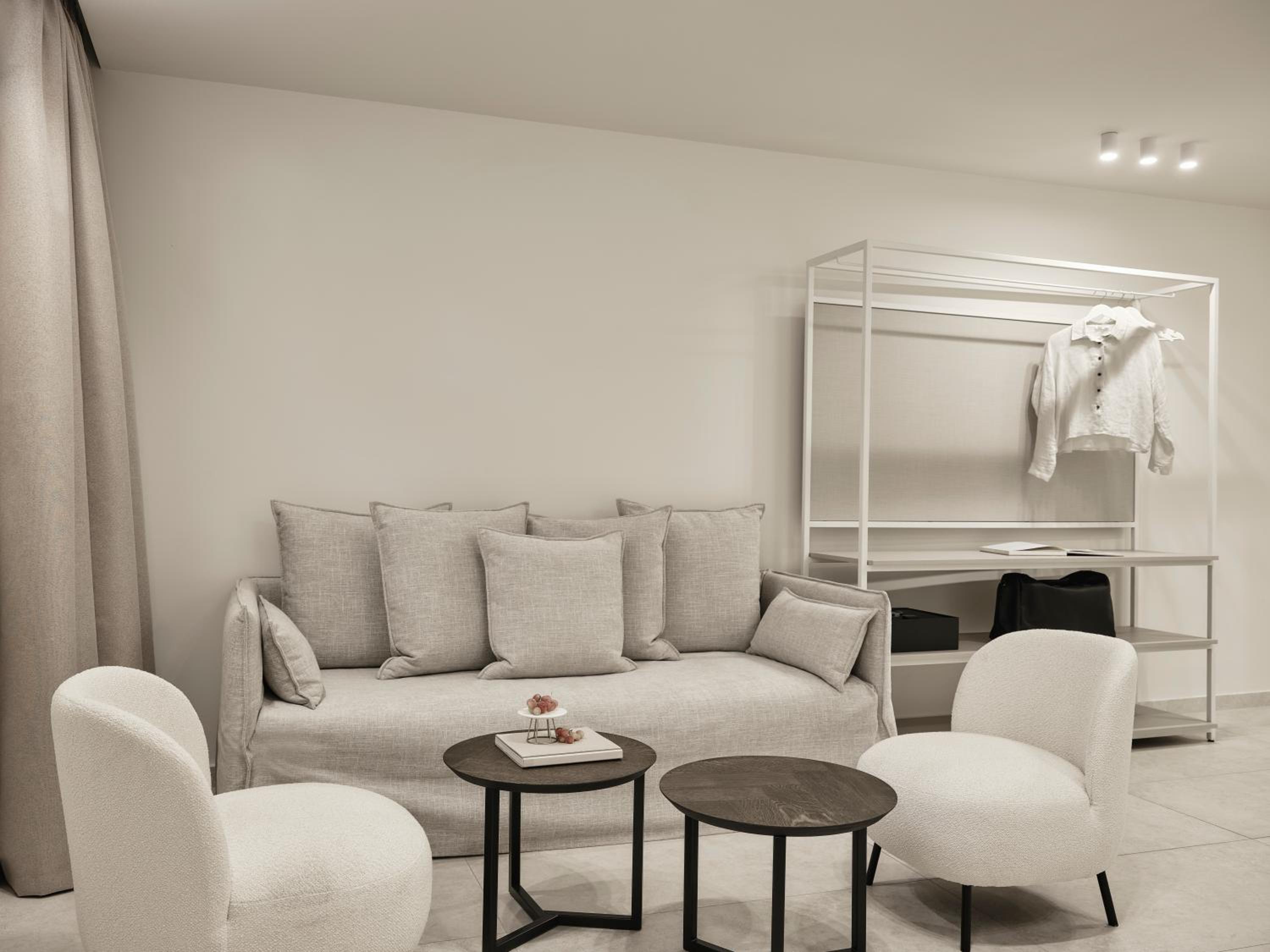 Basement Level Junior Suite with Window photo 2