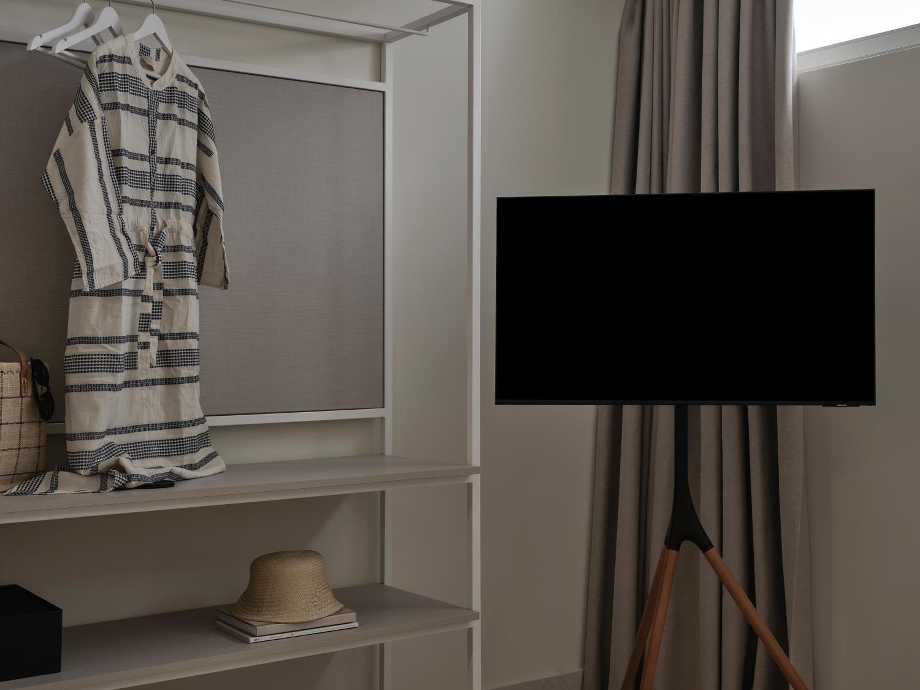 Basement Level Double Room with Window photo 2