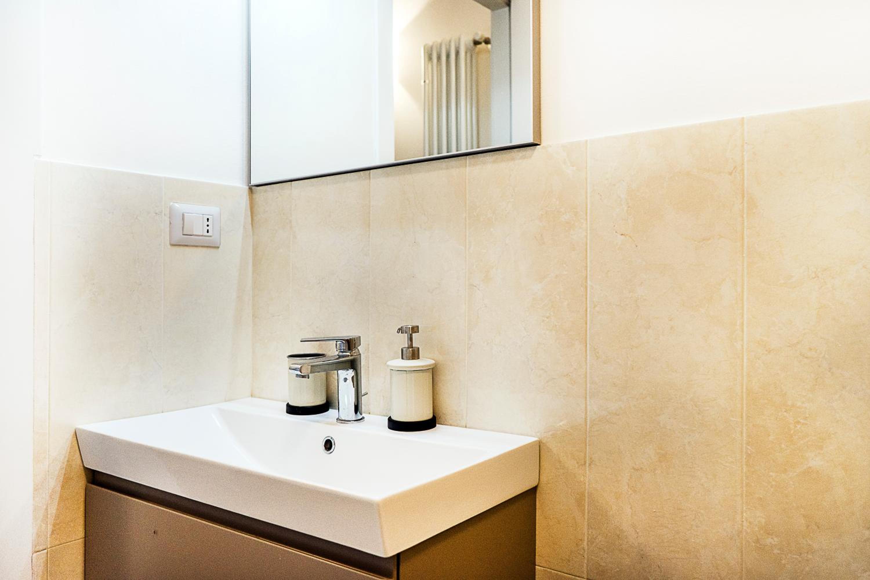 One-Bedroom Apartment with View photo 2