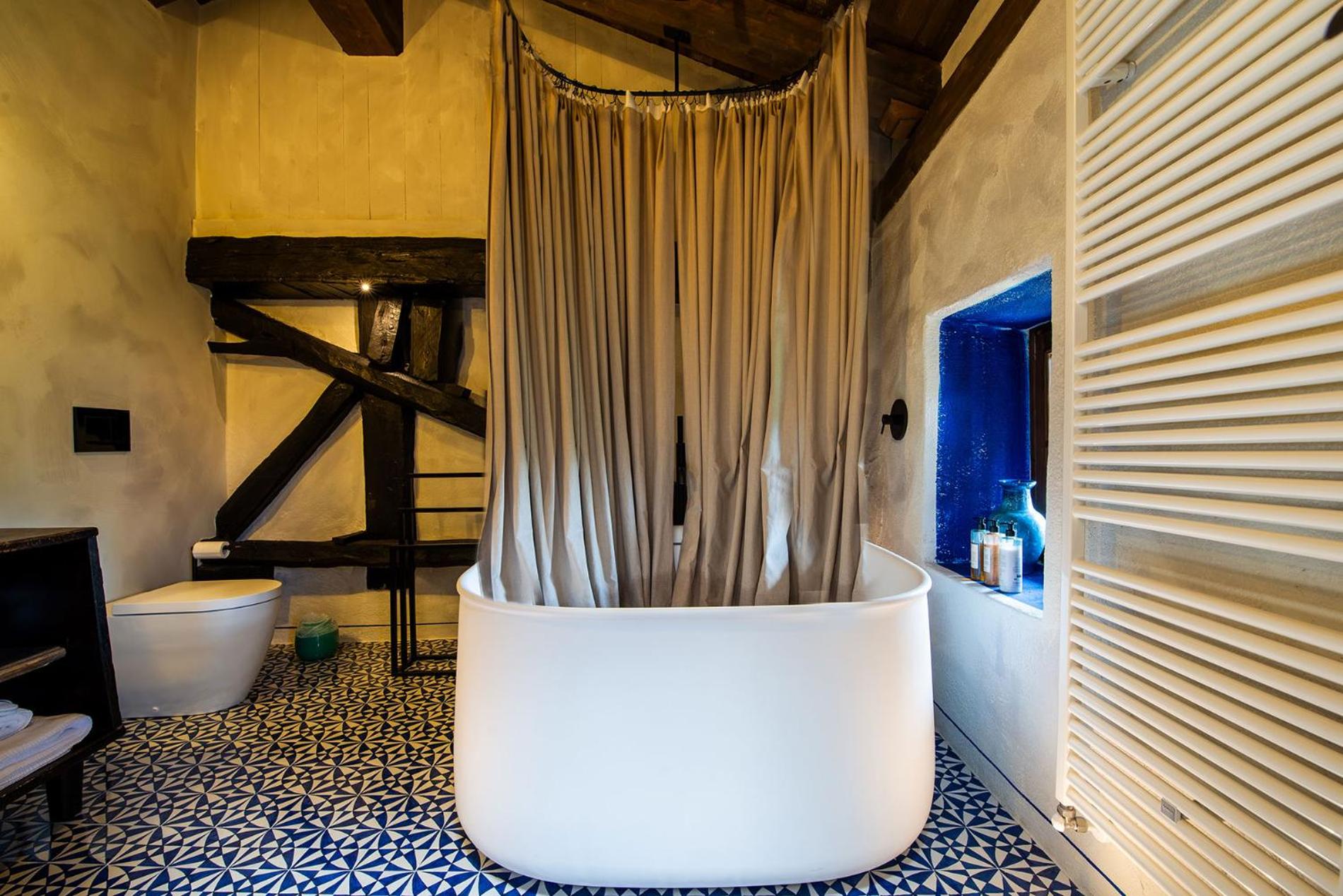 King Room with Balcony - Photo 3