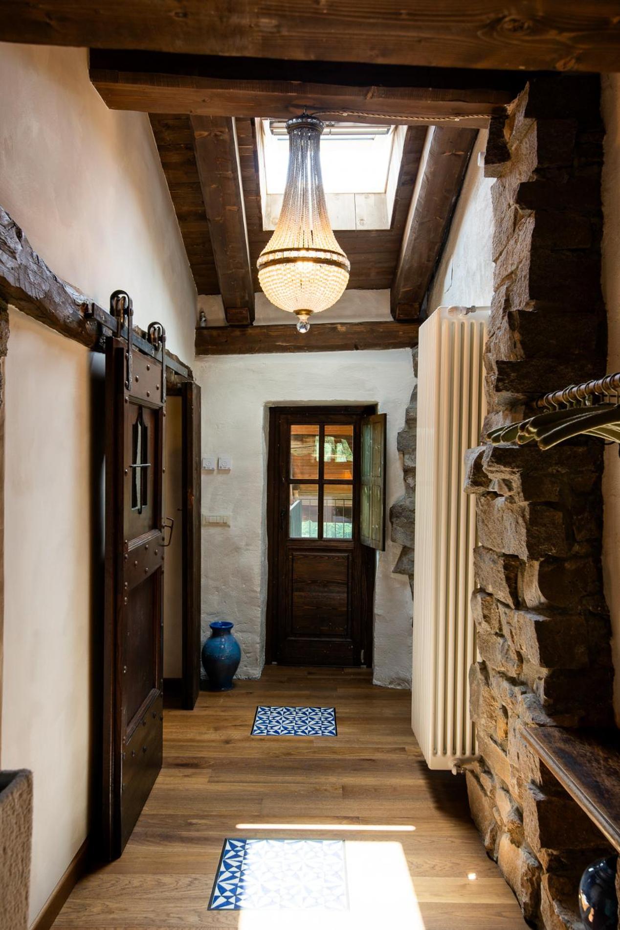 King Room with Balcony - Photo 4