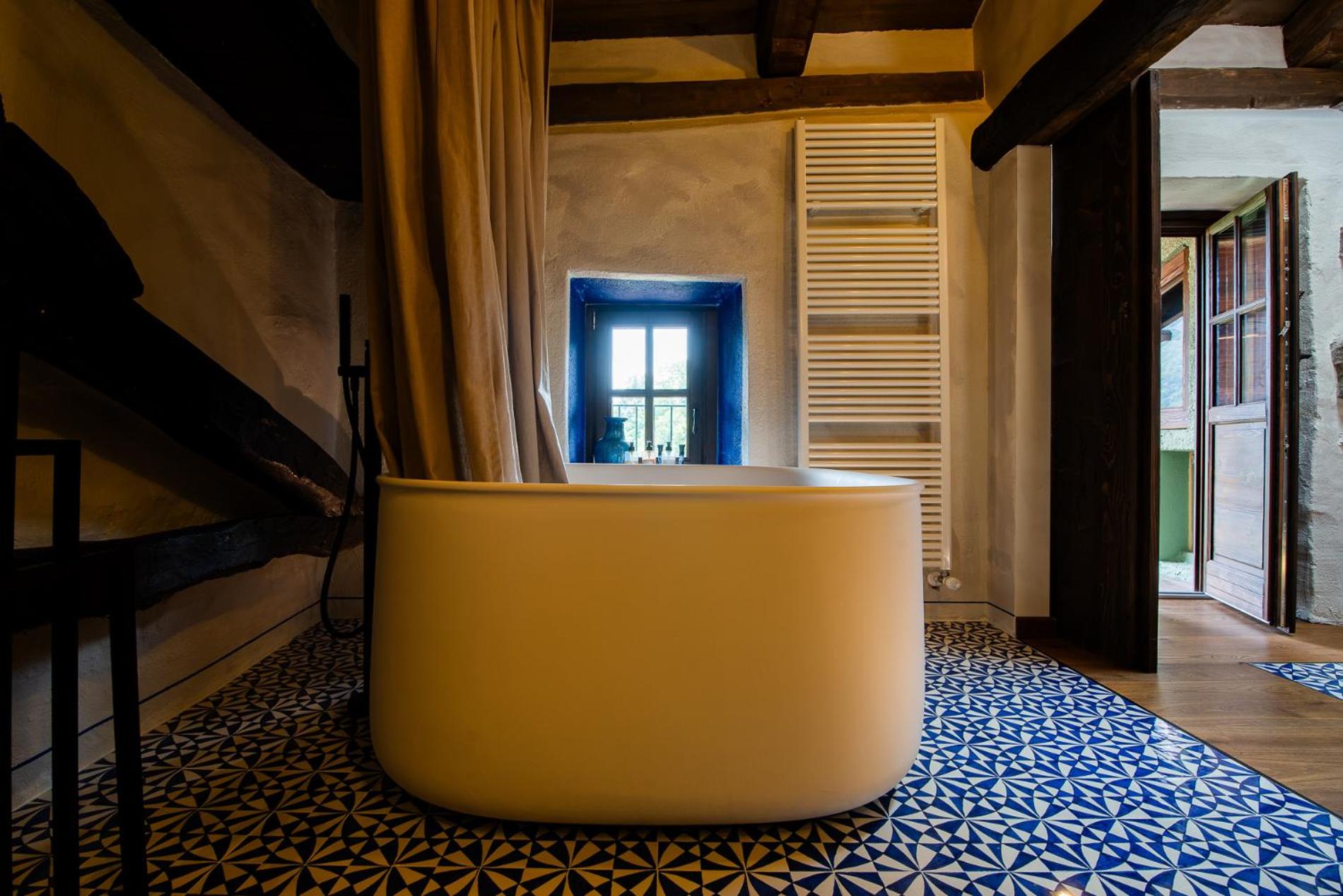 King Room with Balcony - Photo 2