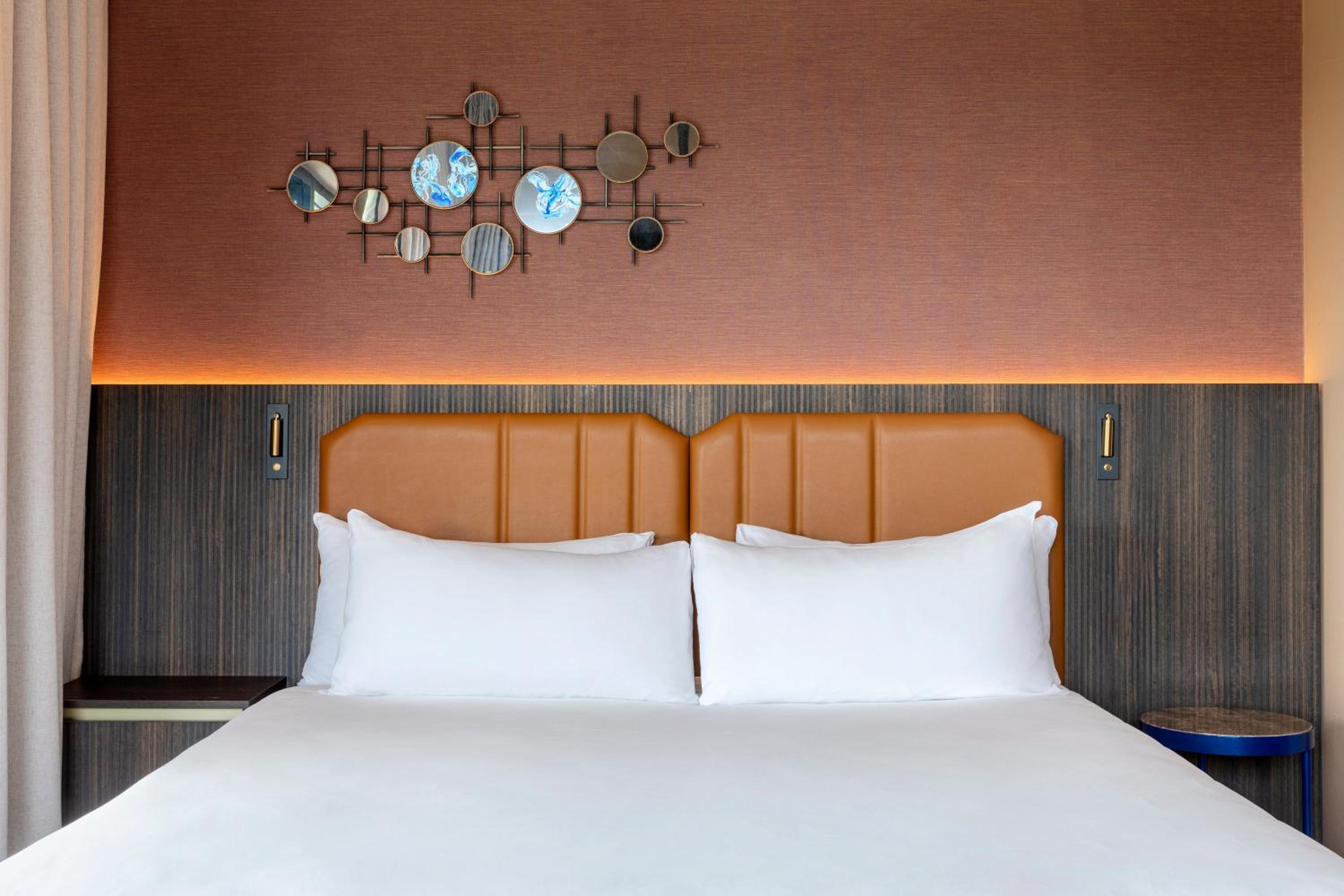 Triple Room with One King and One Single Bed - Photo 1