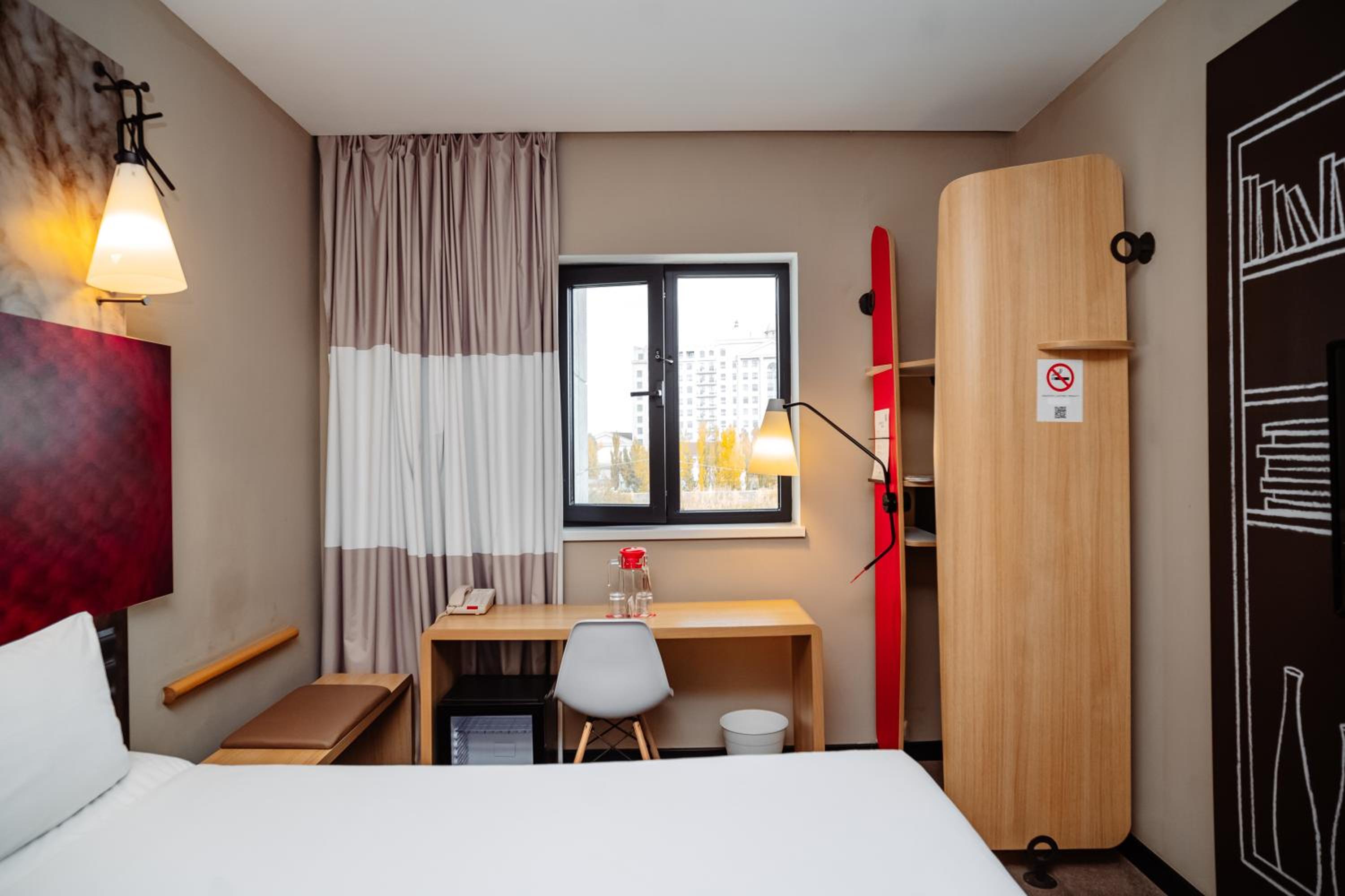 Standard Non Smoking Room with One Double Bed - Photo 7
