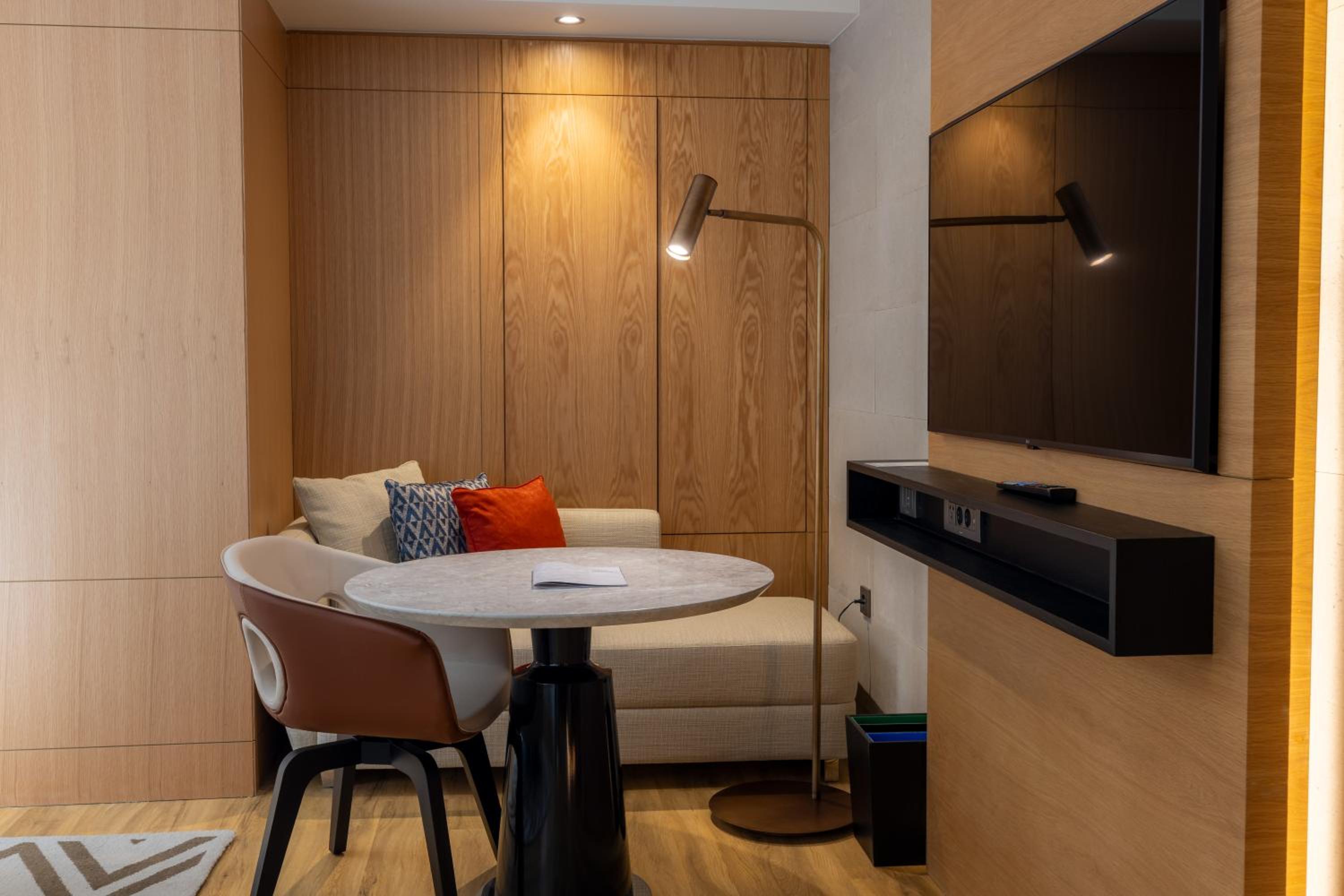 Superior King Room with City View photo 2