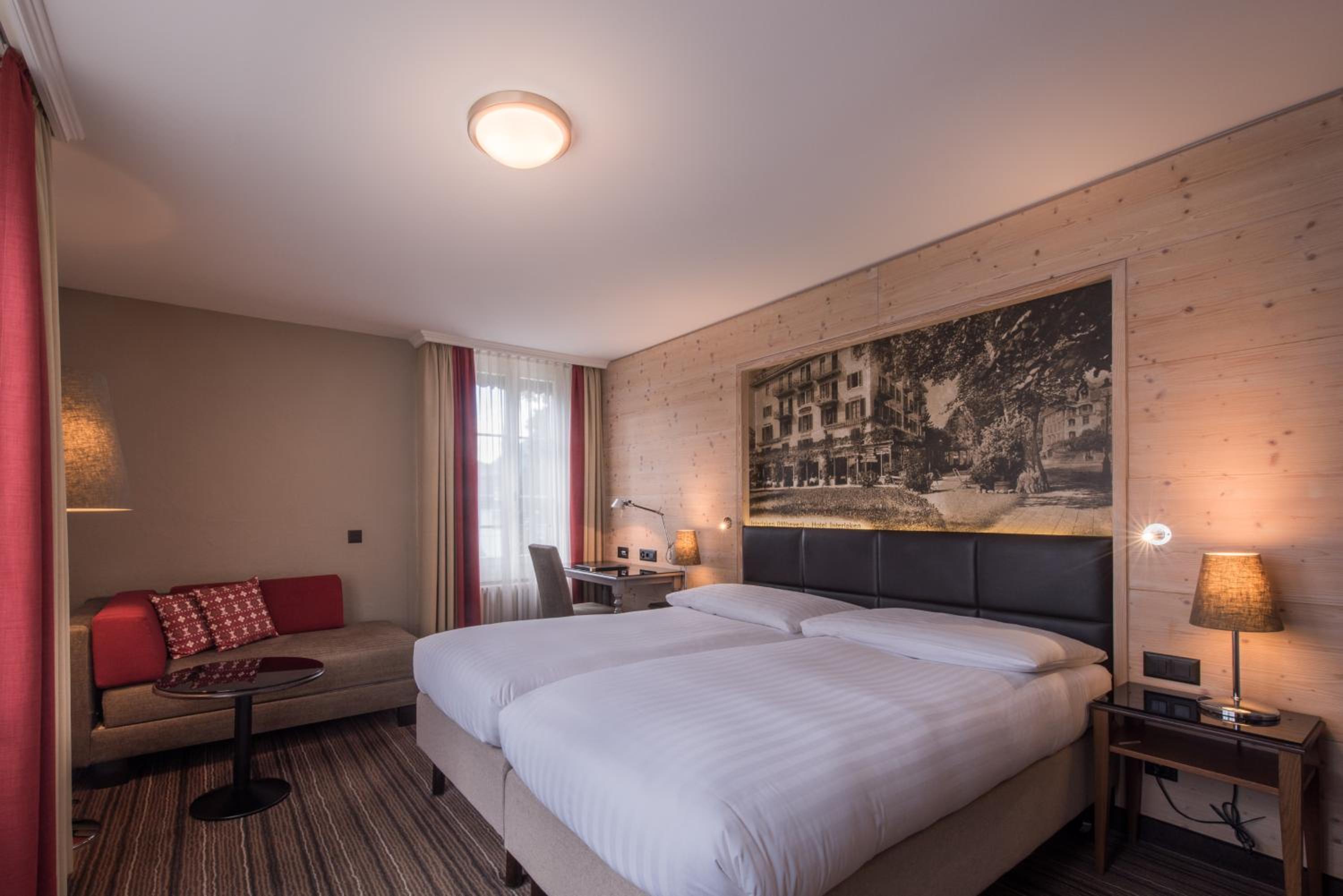 Large Room with Balcony - Photo 2