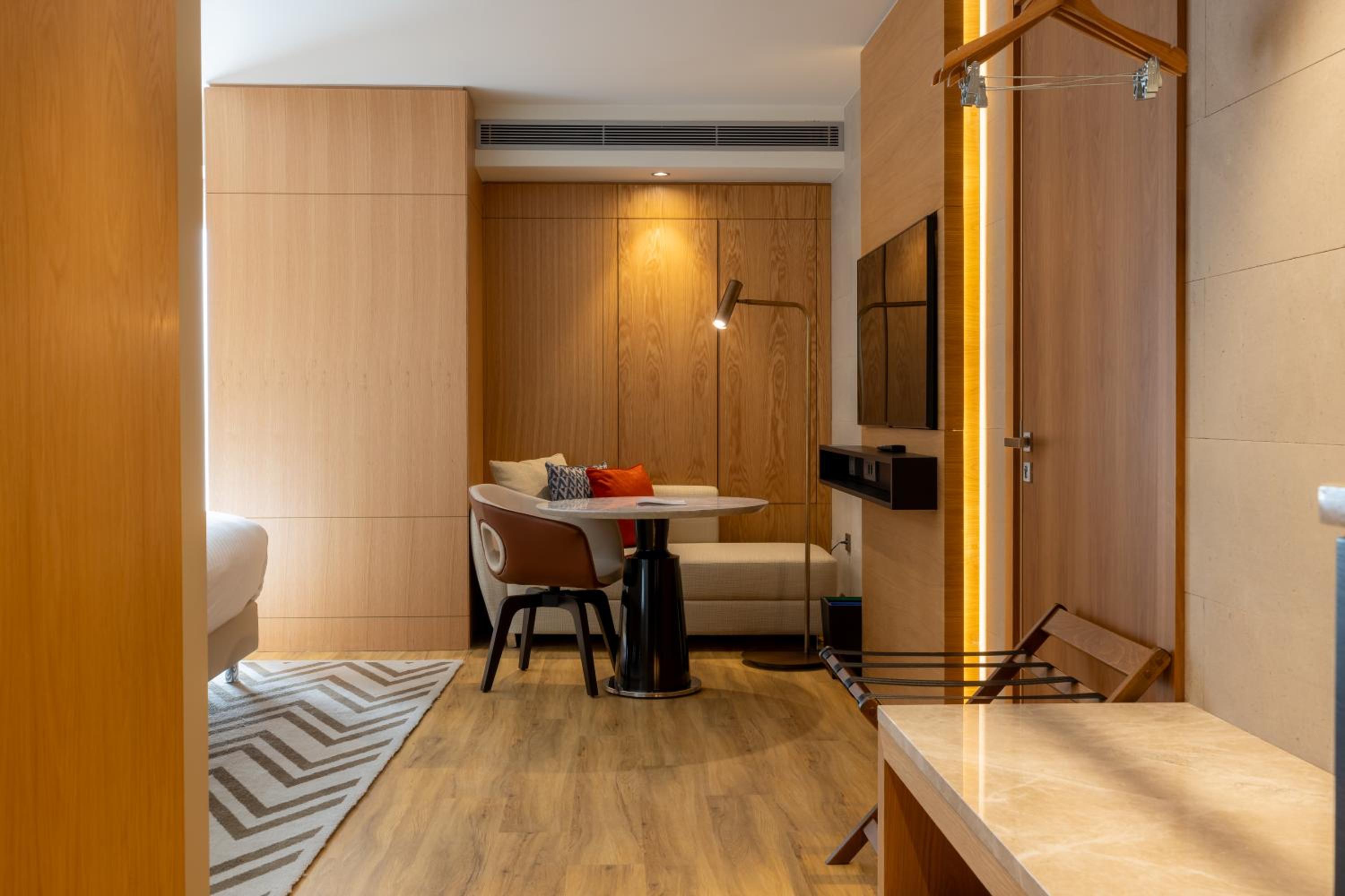 Superior King Room with City View photo 3