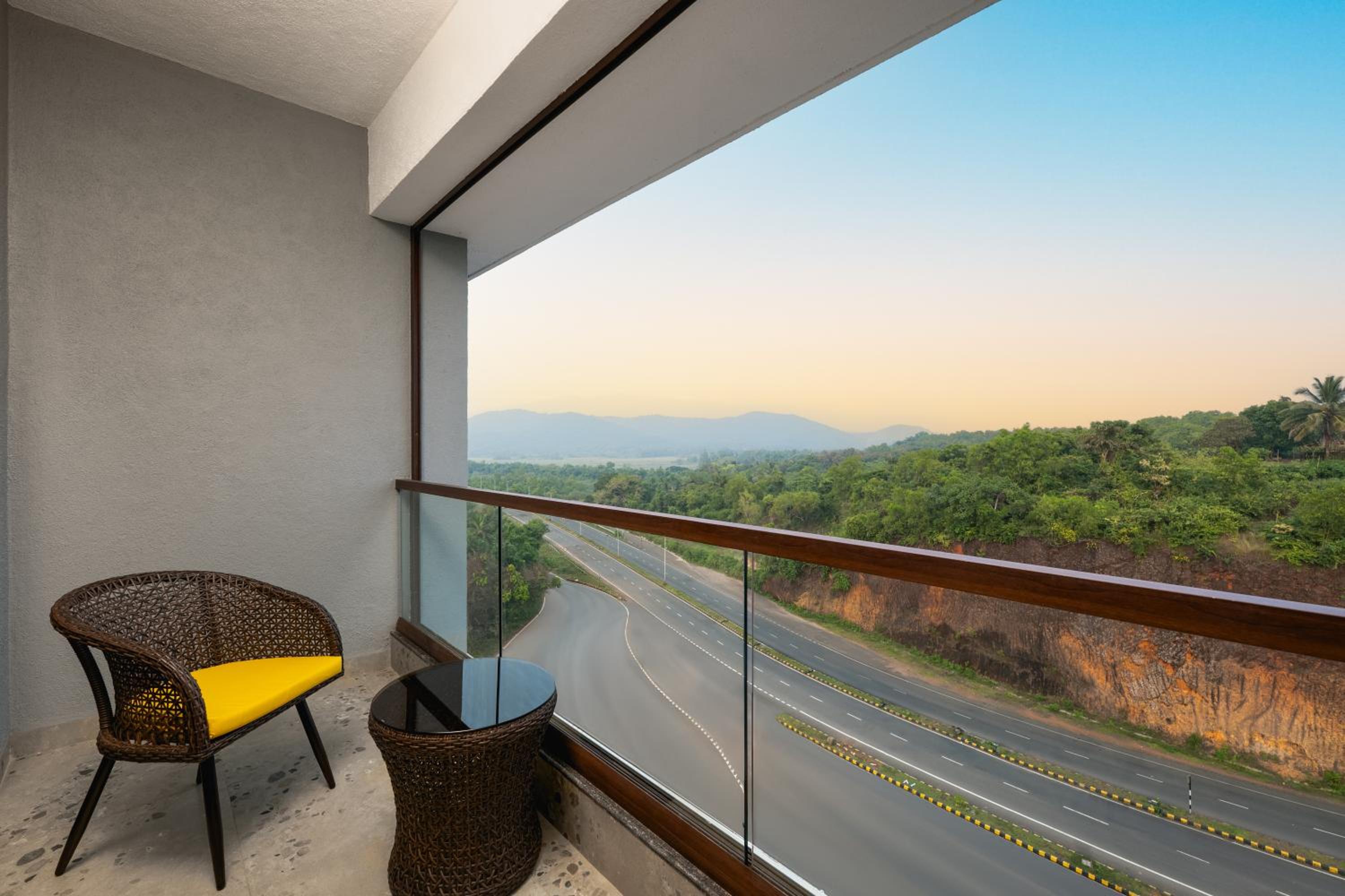 Valley Room - Local Transfer Till Rajbagh Beach, 1+1 Happy Hour, Pint Of Beer On Arrival, 2 Pcs Laundry, 10% Off On Spa