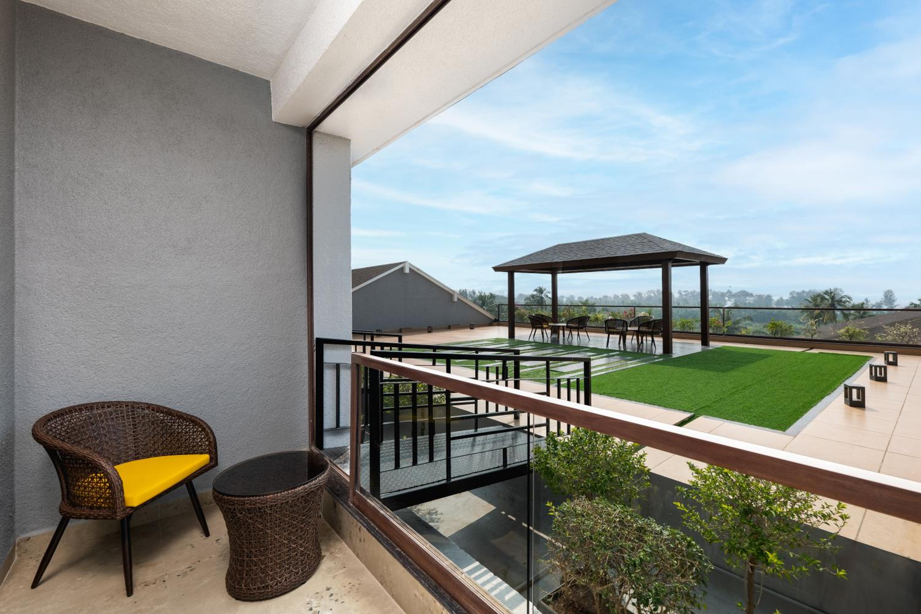 Deluxe Room with Terrace - 10% Discount on  Food & Soft Beverages and SPA - 8 am to 8 pm Comp Beach Shuttle within 4km radius