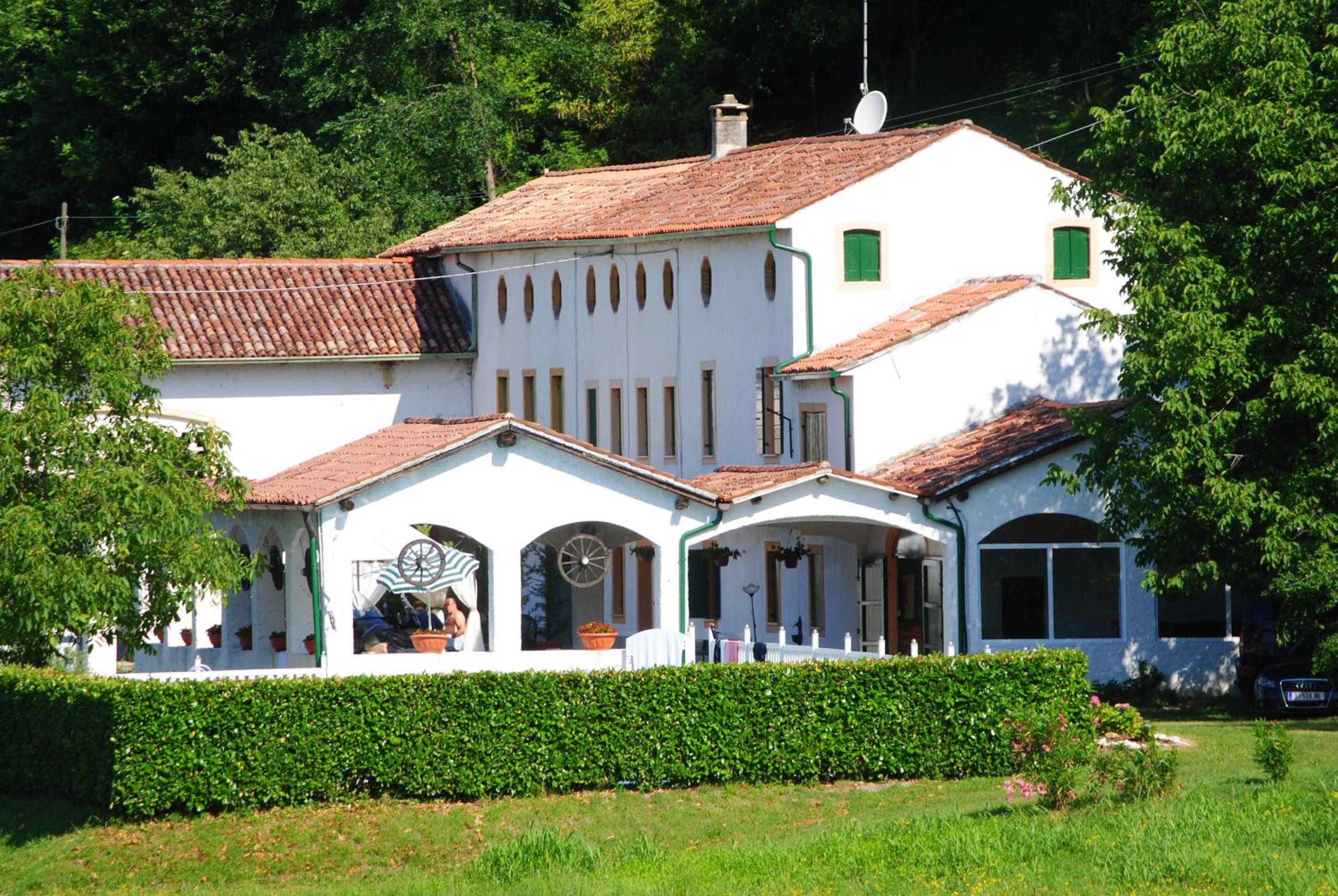 Six-Bedroom House photo 2