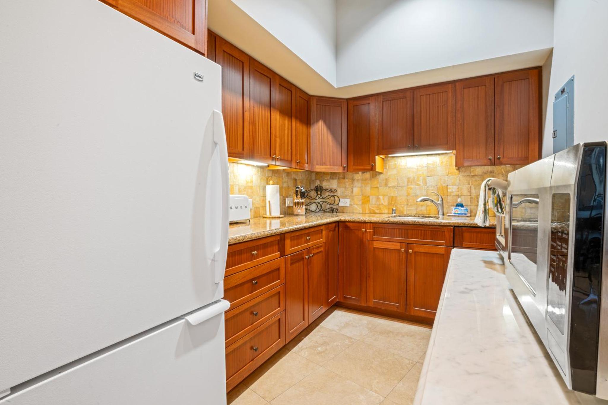 Oversize Park View Studio Parlor Suite with Kitchen - Photo 2