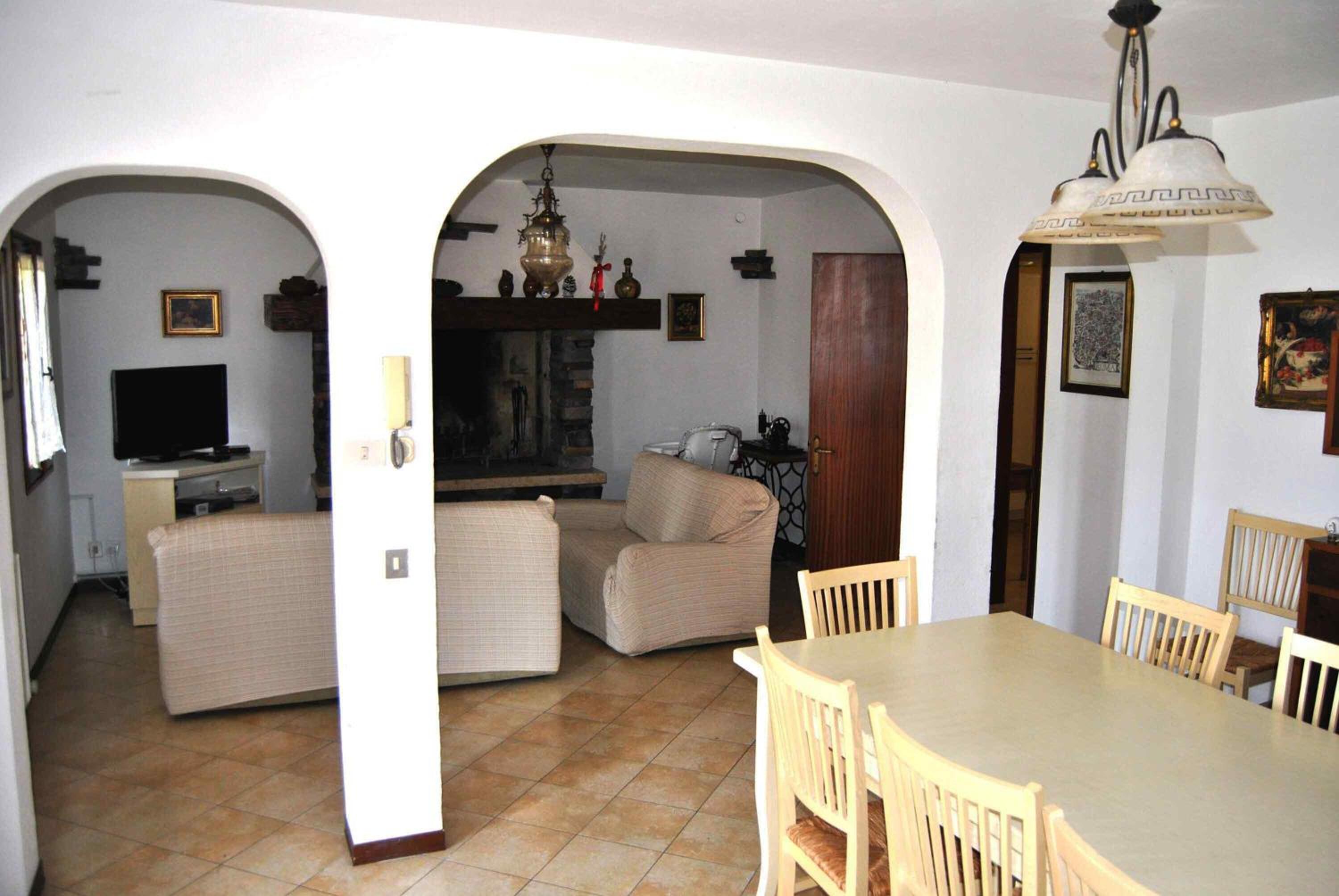 Six-Bedroom House photo 1