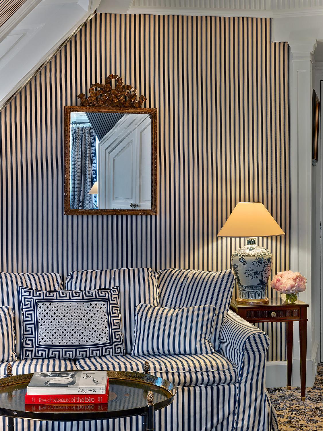 Queen Suite with Sofa Bed photo 3