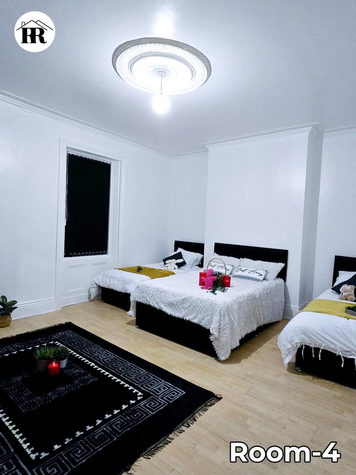 Deluxe Family Room photo 1
