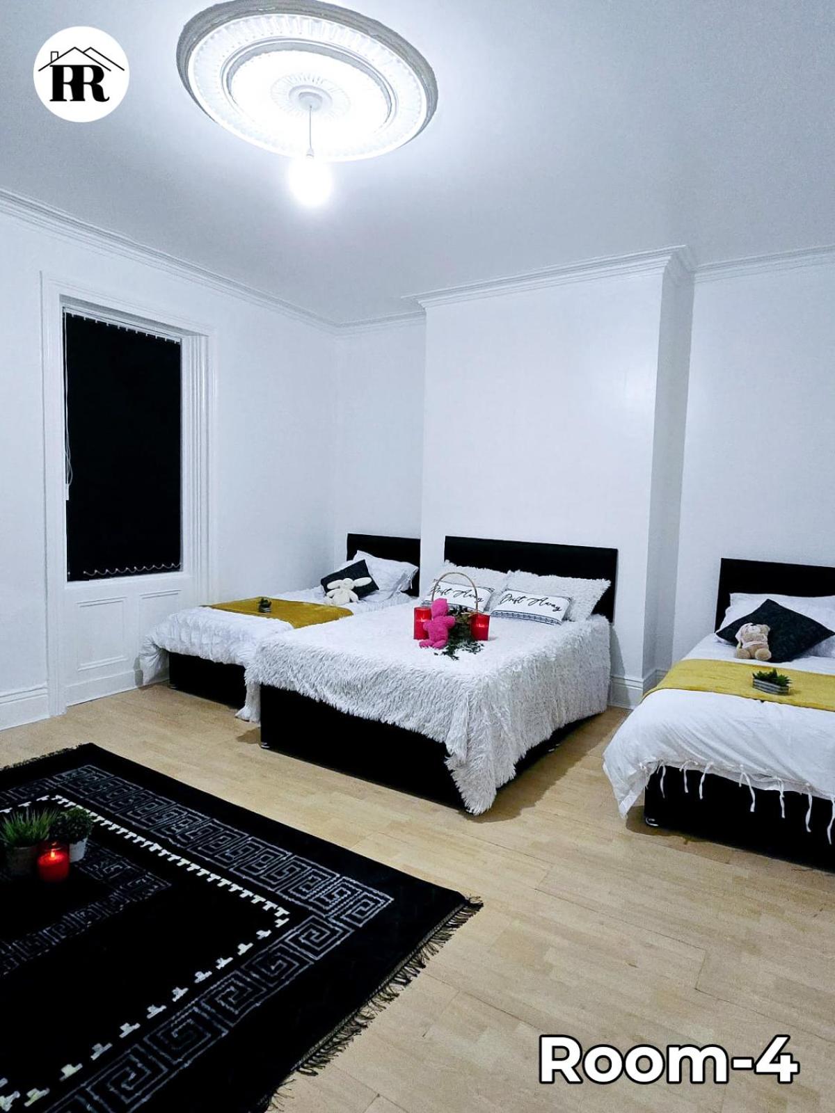 Deluxe Family Room photo 3