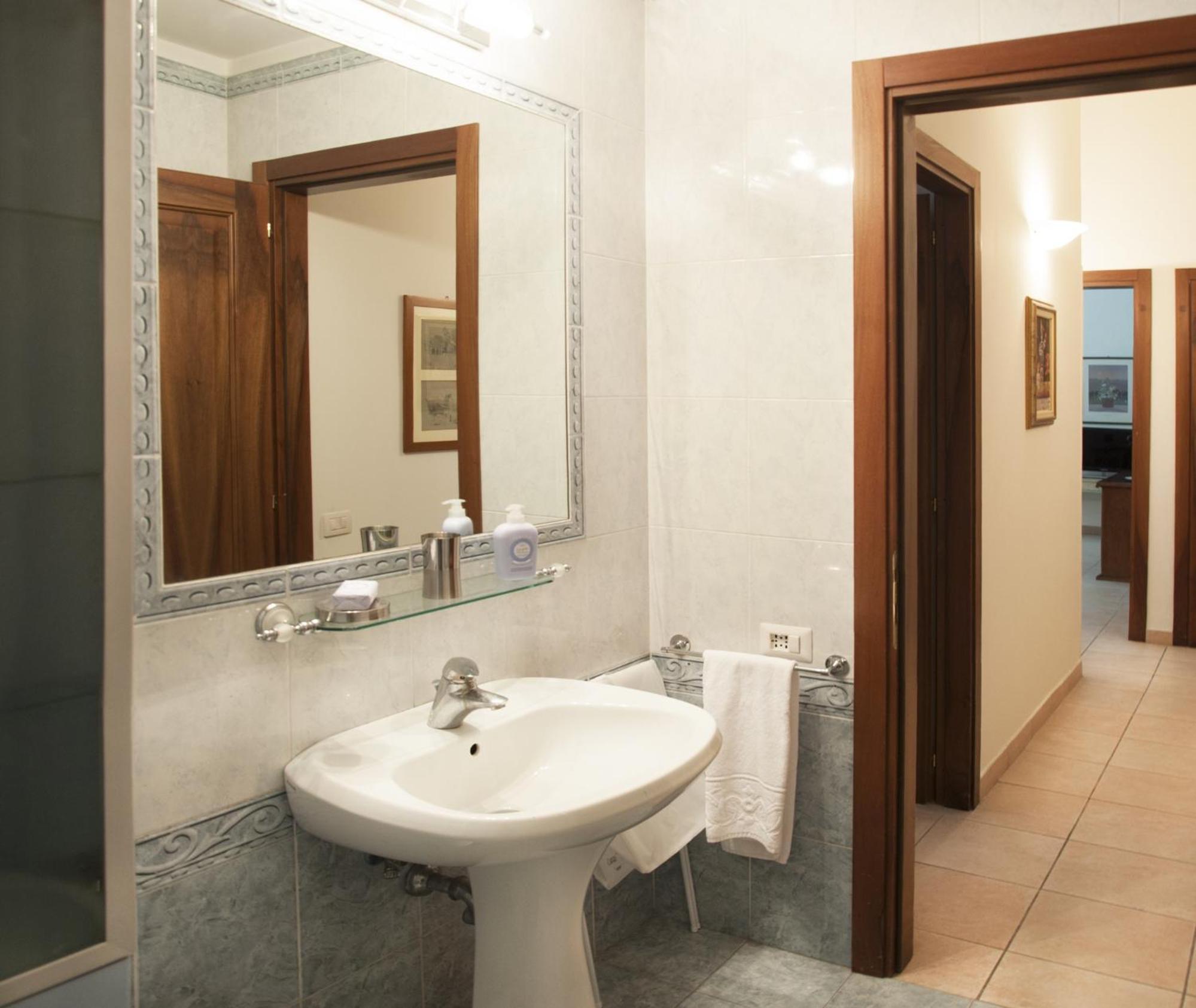 One-Bedroom Apartment with City View photo 2