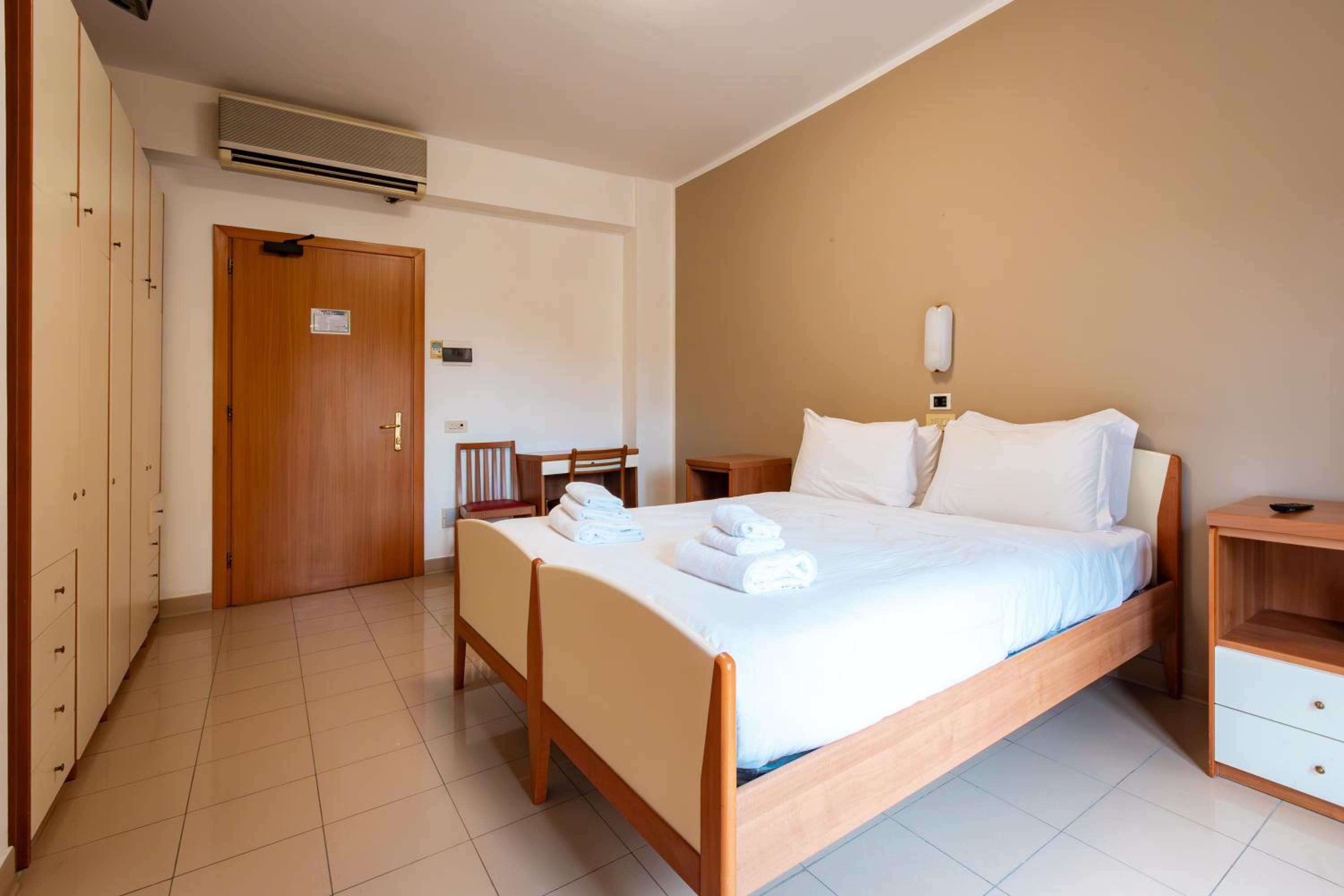 Large Double or Twin Room