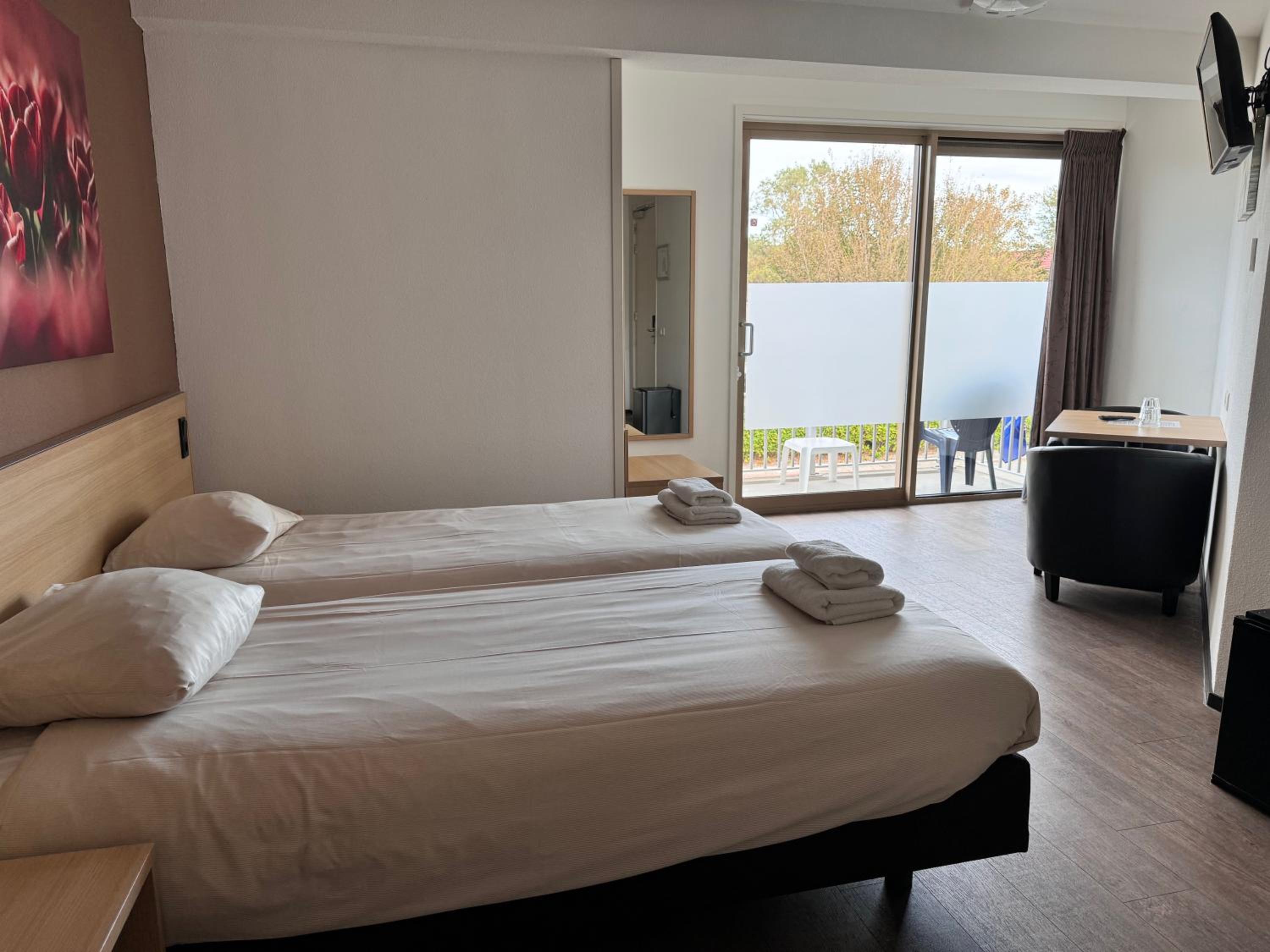 Large Double Room - Photo 3