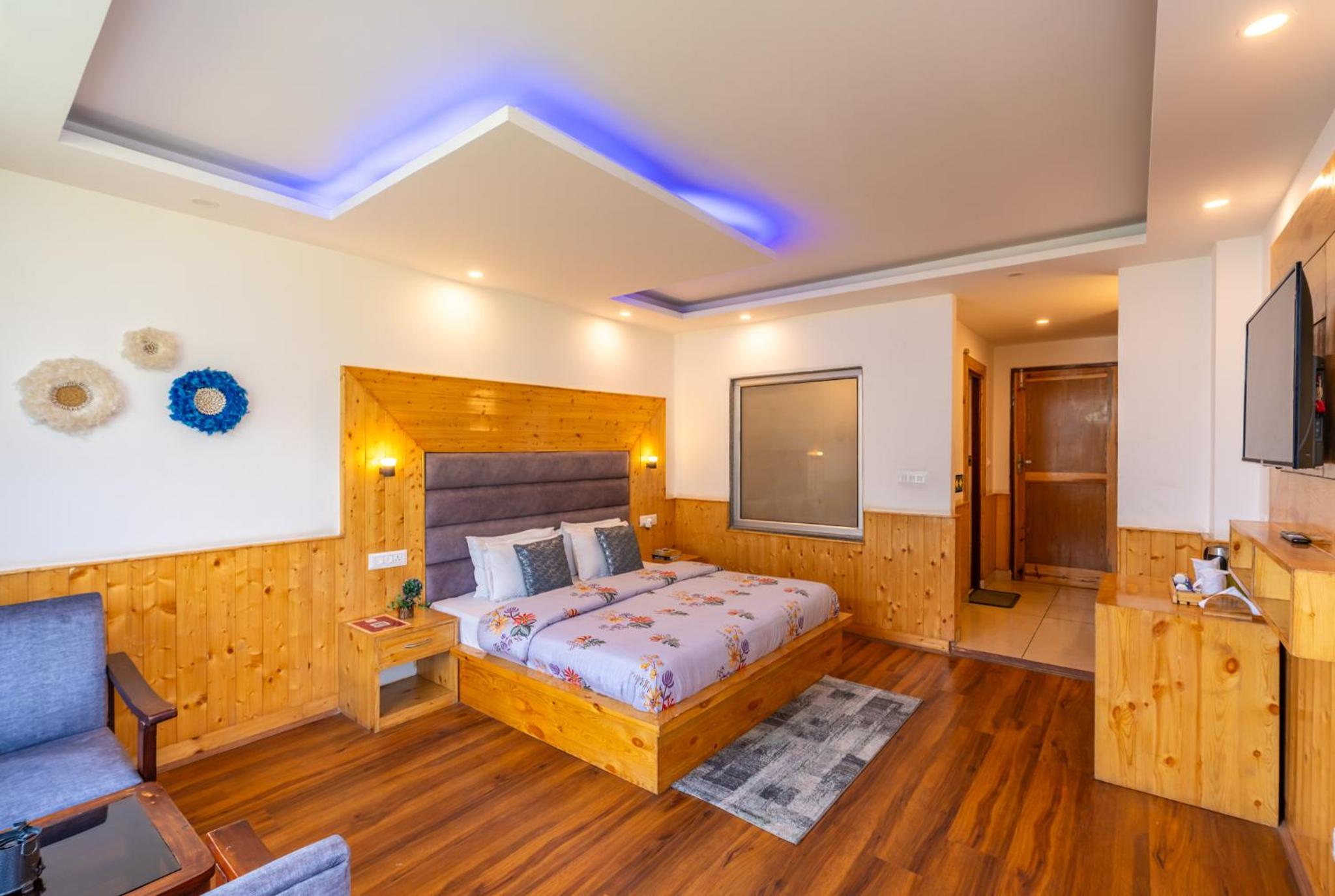 Deluxe Double Room with Balcony - Photo 10