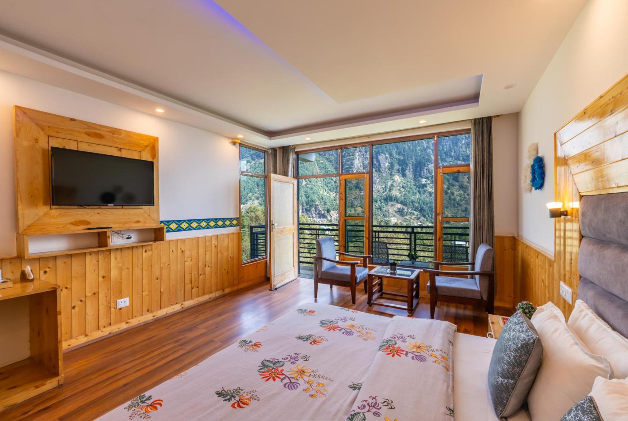 Deluxe Double Room with Balcony - Photo 26