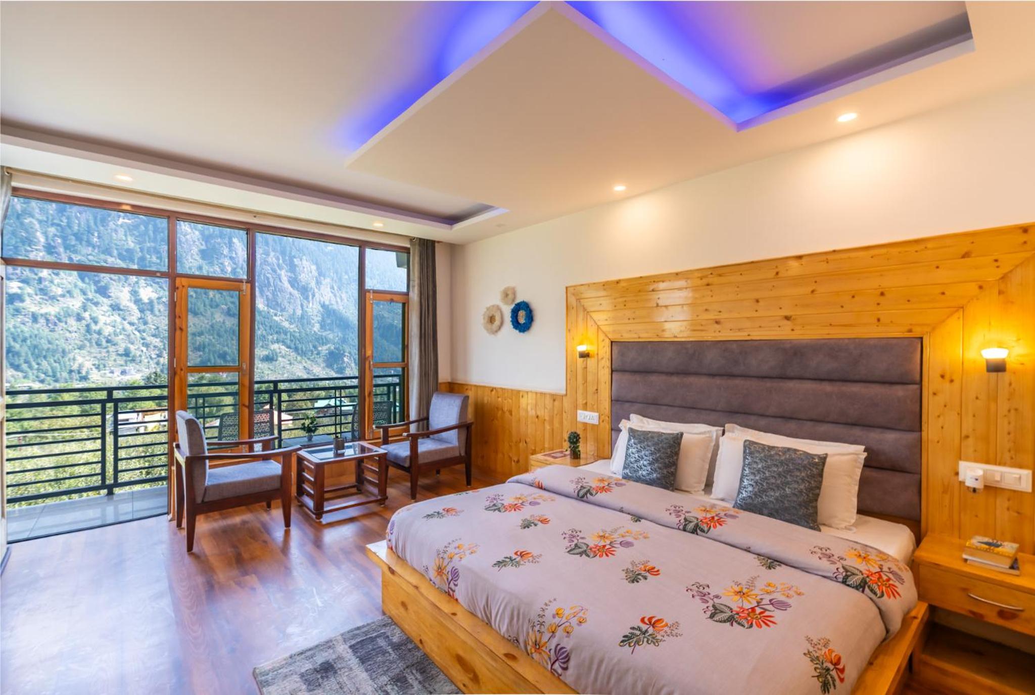 Deluxe Double Room with Balcony - Photo 7