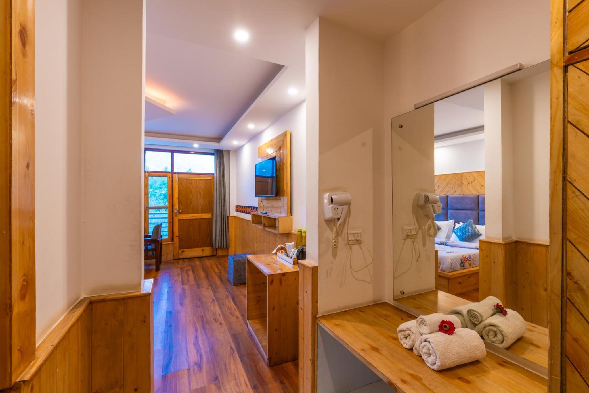 Deluxe Double Room with Balcony - Photo 6