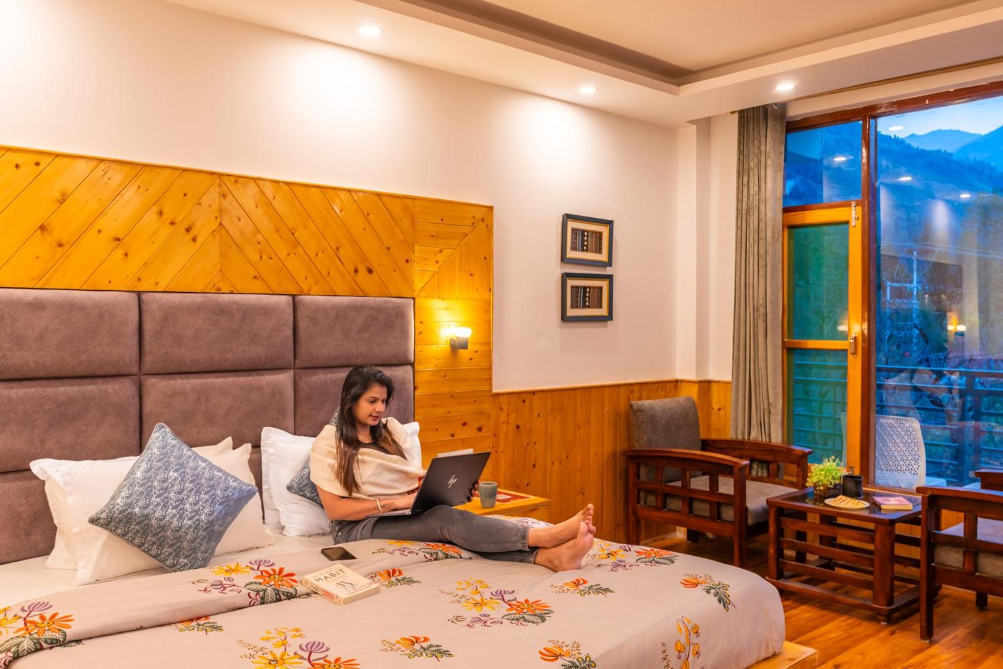 Deluxe Double Room with Balcony - Photo 16