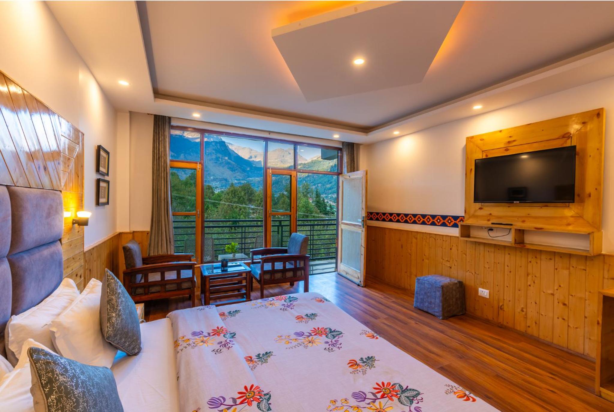 Deluxe Double Room with Balcony - Photo 23